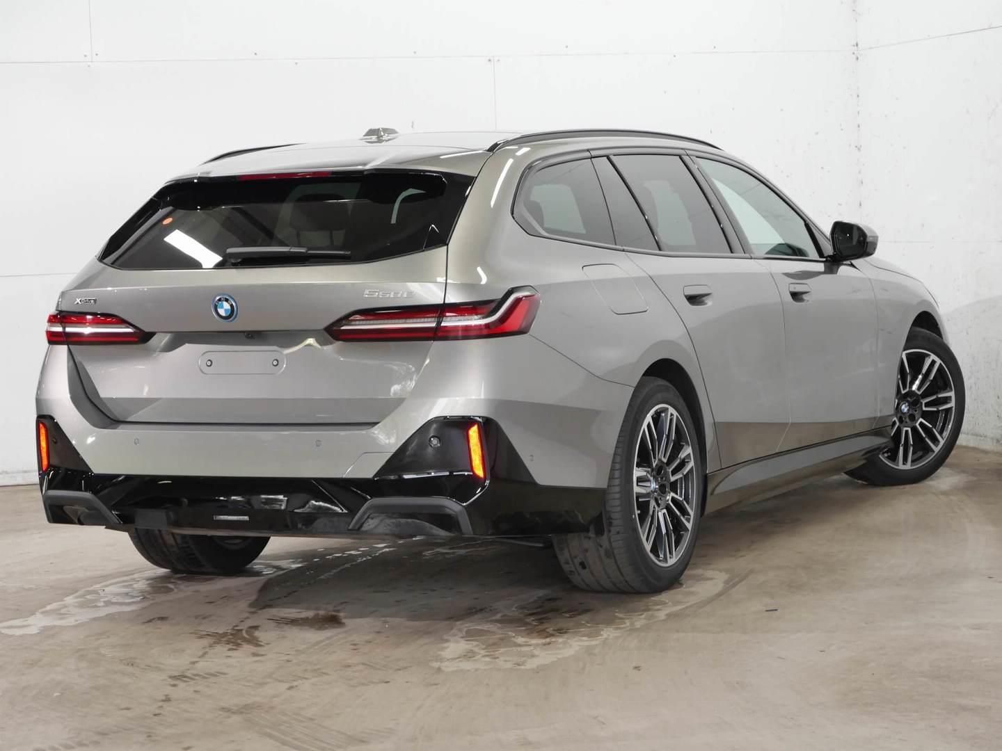 BMW Řada 5, 550e xDrive Touring Tažné - fotka 4