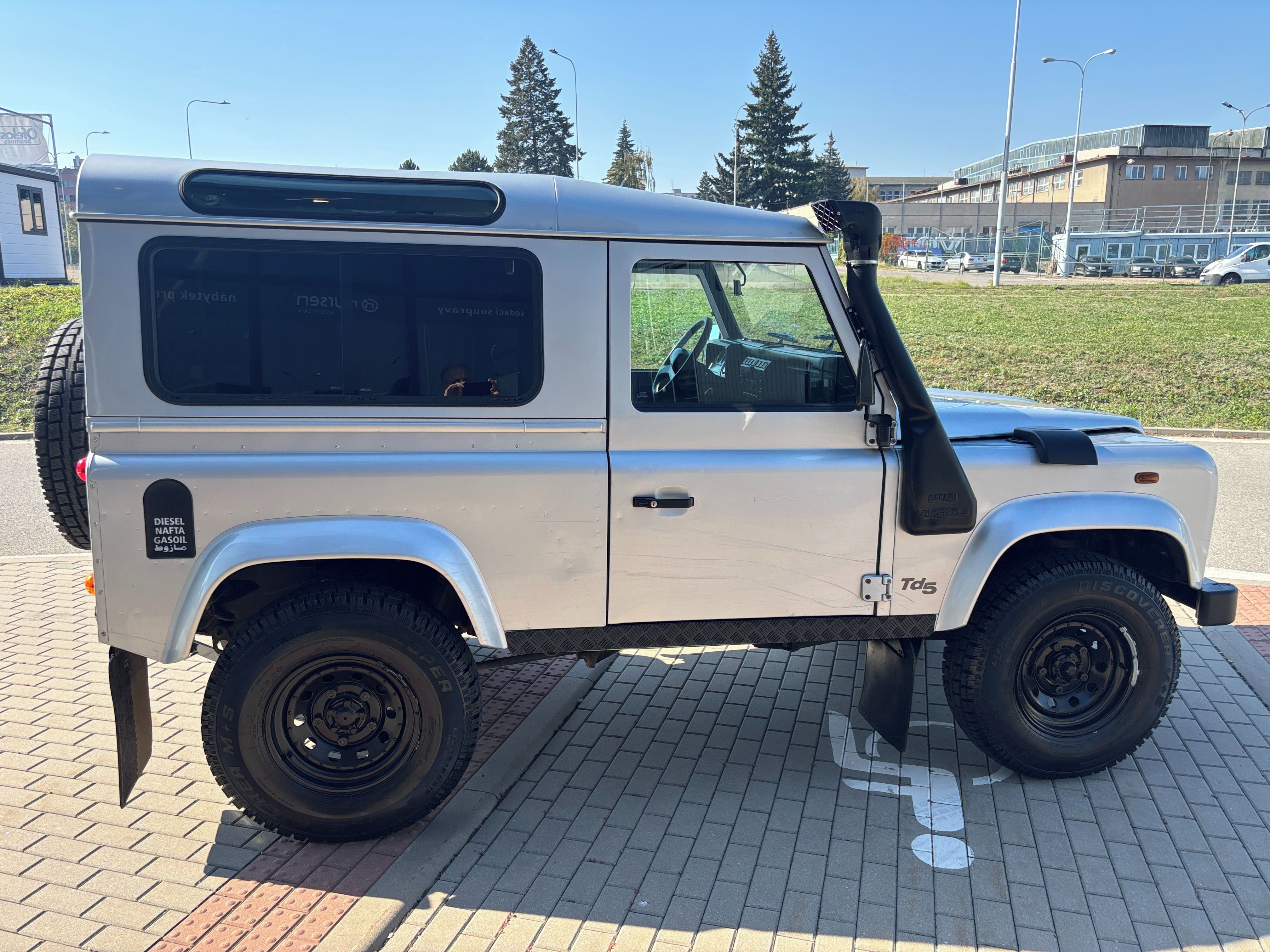 Land Rover Defender, 2.5 TD5 121kW  6 Míst Top Stav - fotka 5