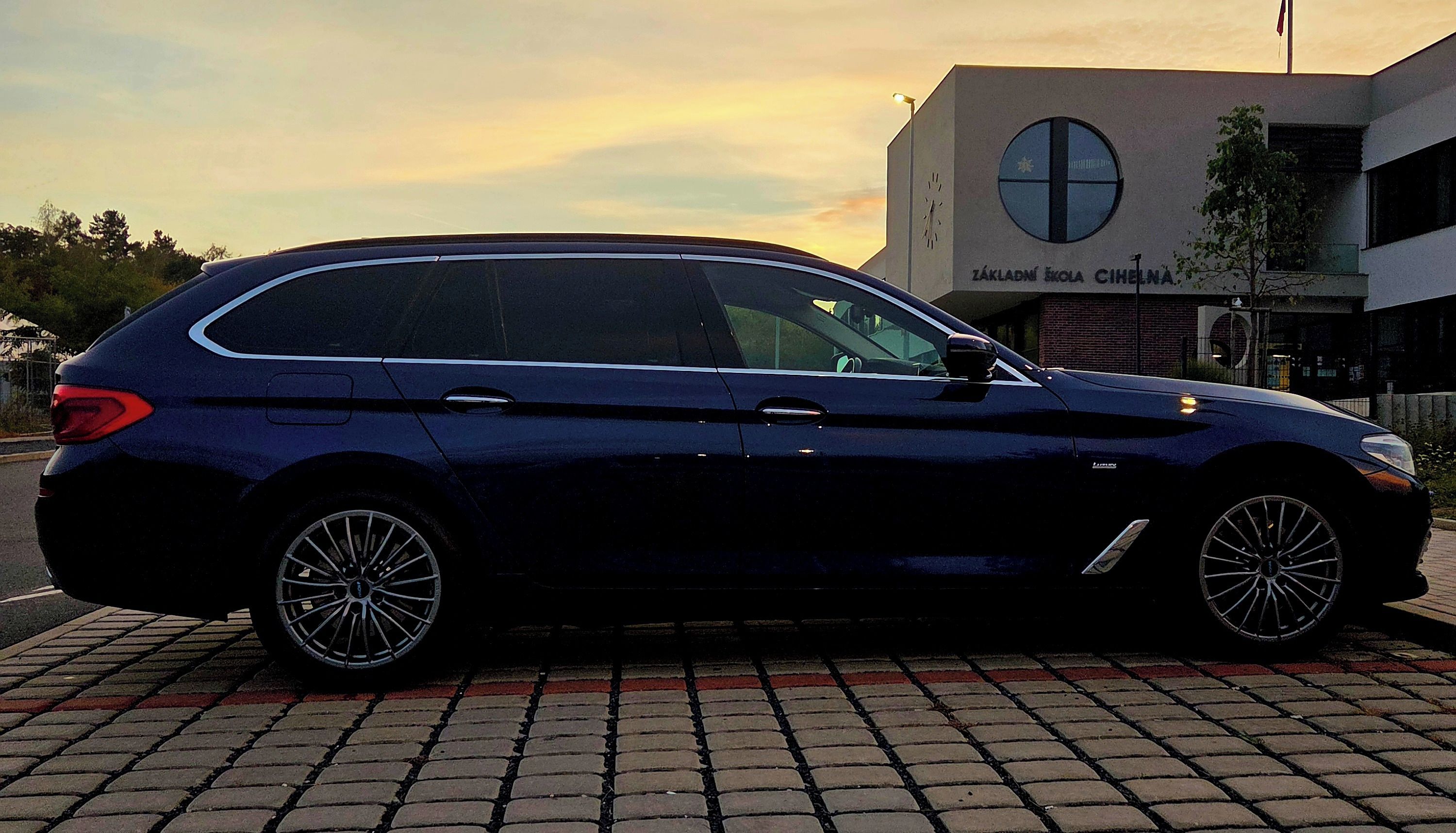 BMW Řada 5, 520d Xdrive Touring - fotka 5