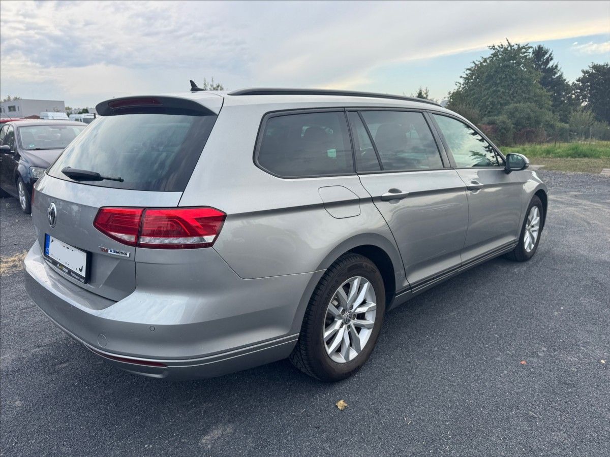 Volkswagen Passat, 1,6 TDi COMFORTLINE, DSG, NAVI - fotka 6
