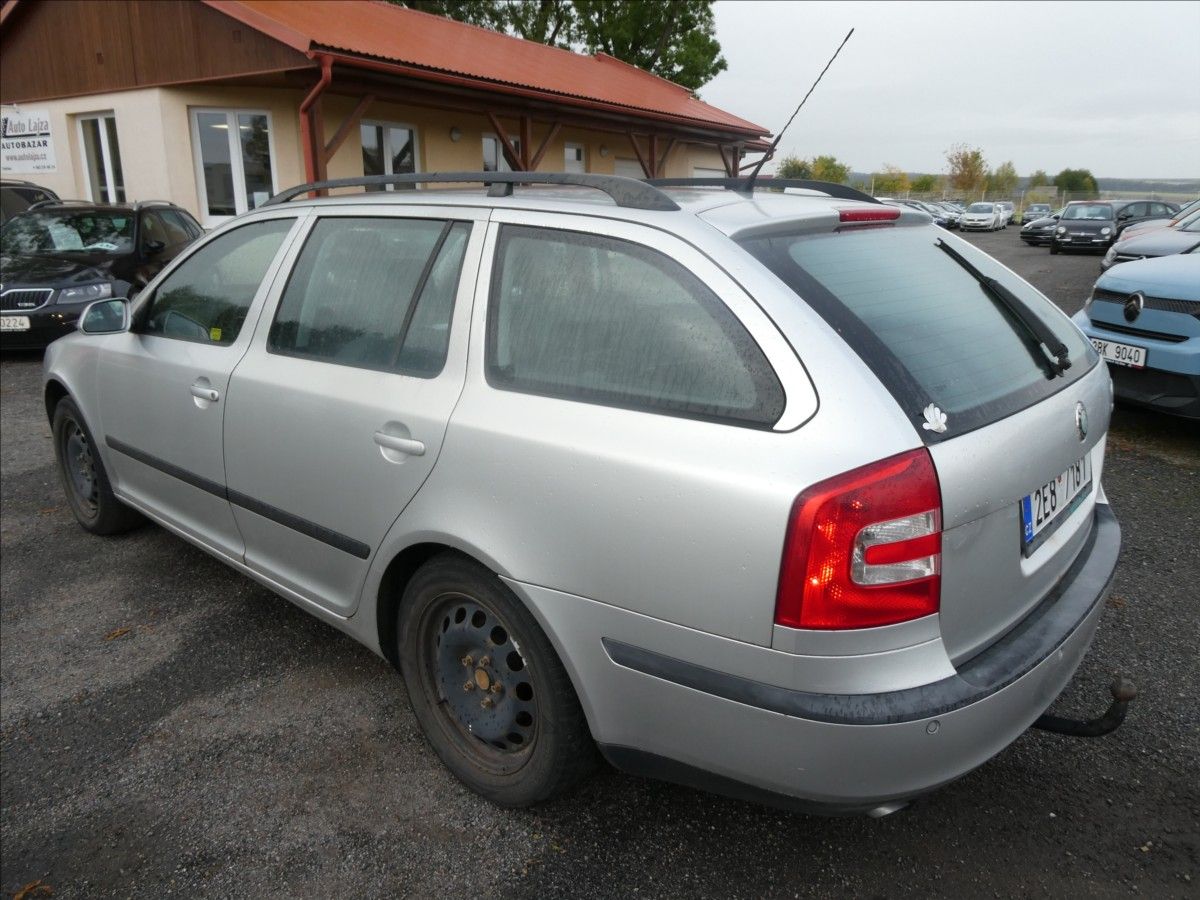 Škoda Octavia, 1,6 FSi 85kW závěs, 2x kola - fotka 5