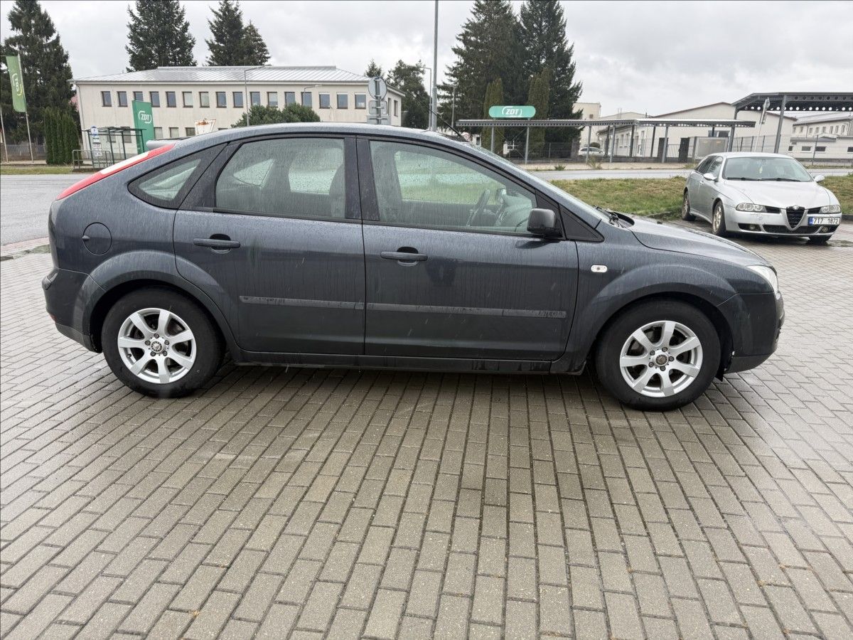 Ford Focus, 1,6 i 16V 74kw Klima Tažné 2sa - fotka 5