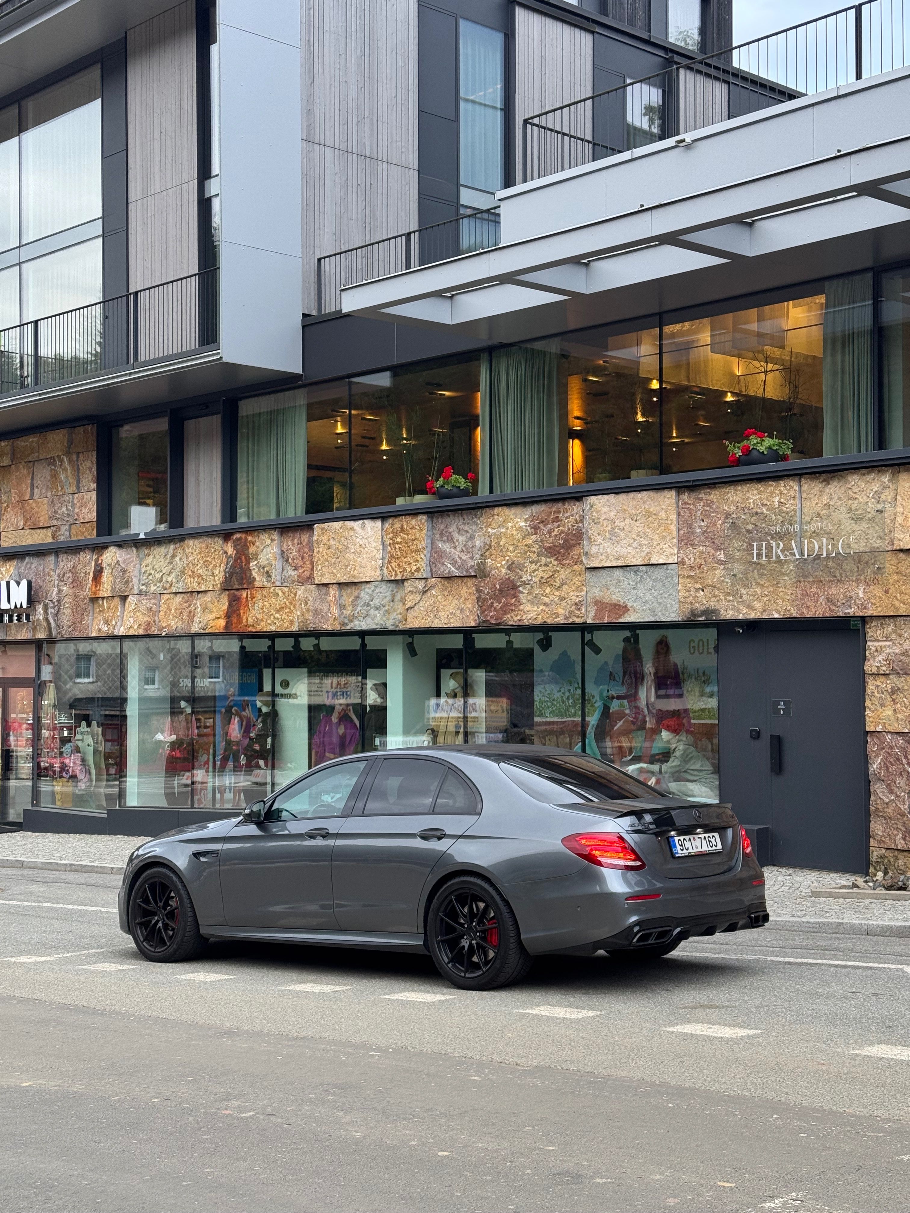 Mercedes-Benz Třídy E, E63S 79tis km masáže , panorma - fotka 4
