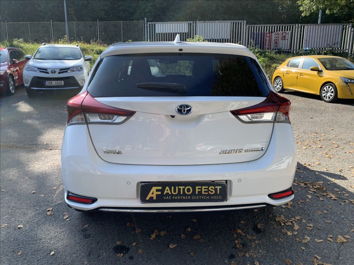 Toyota Auris, 1,8 HYBRID 1.MAJ.,ČR,SERVISKA - fotka 6