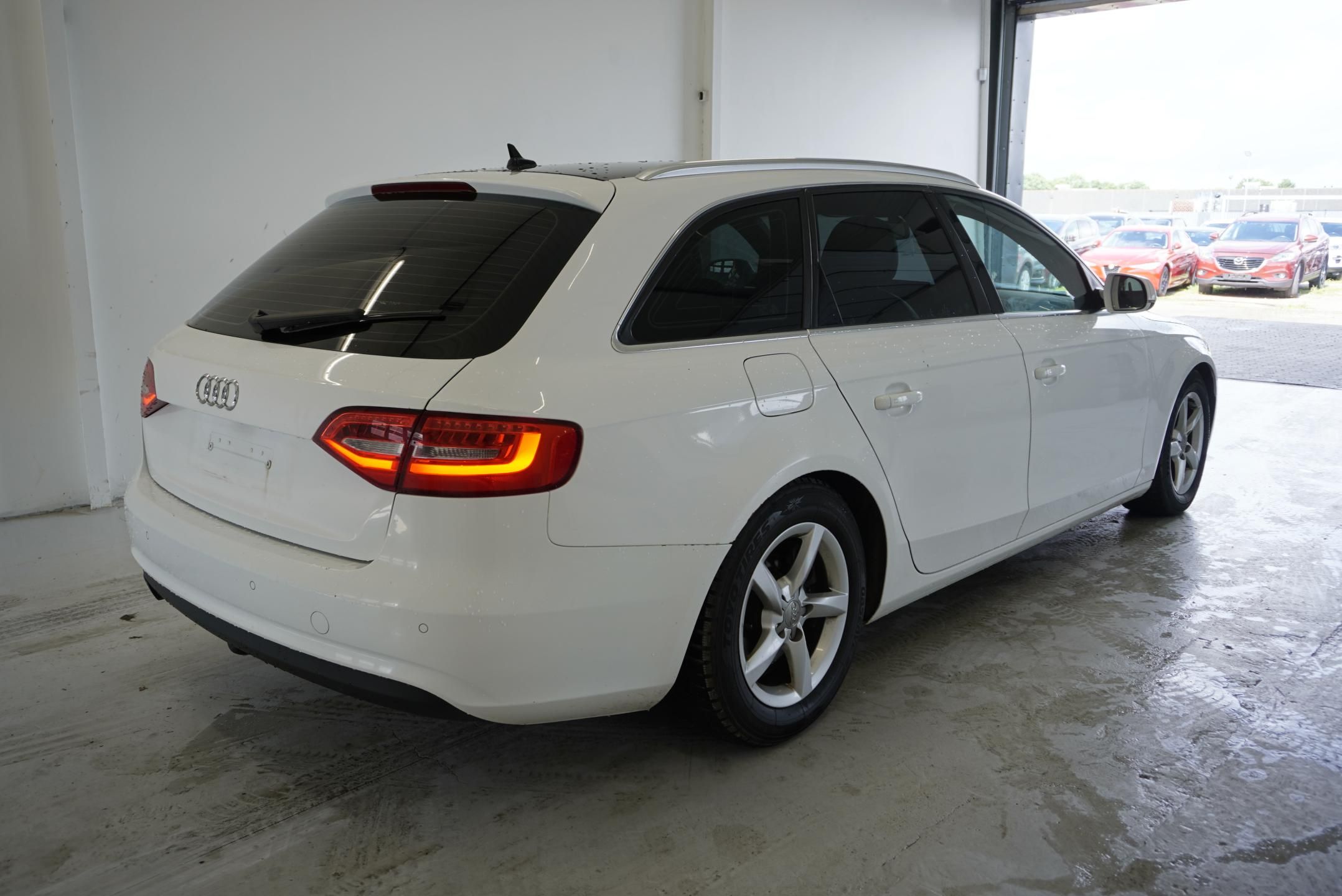 Audi A4, 2,0 TDI S-LINE - fotka 5