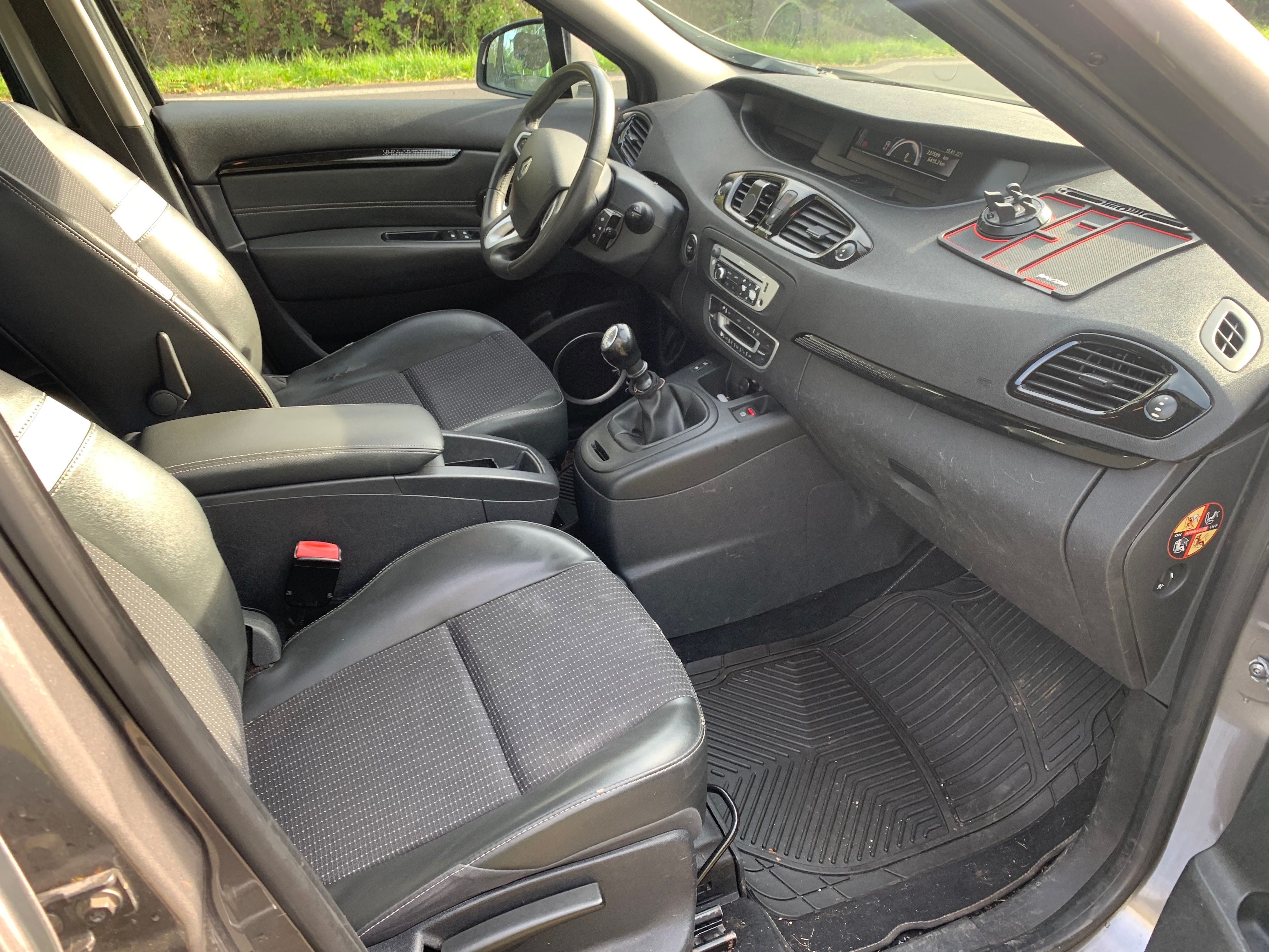 Renault Scénic, Renault Scénic 1.4 TCe, 7 míst - fotka 4