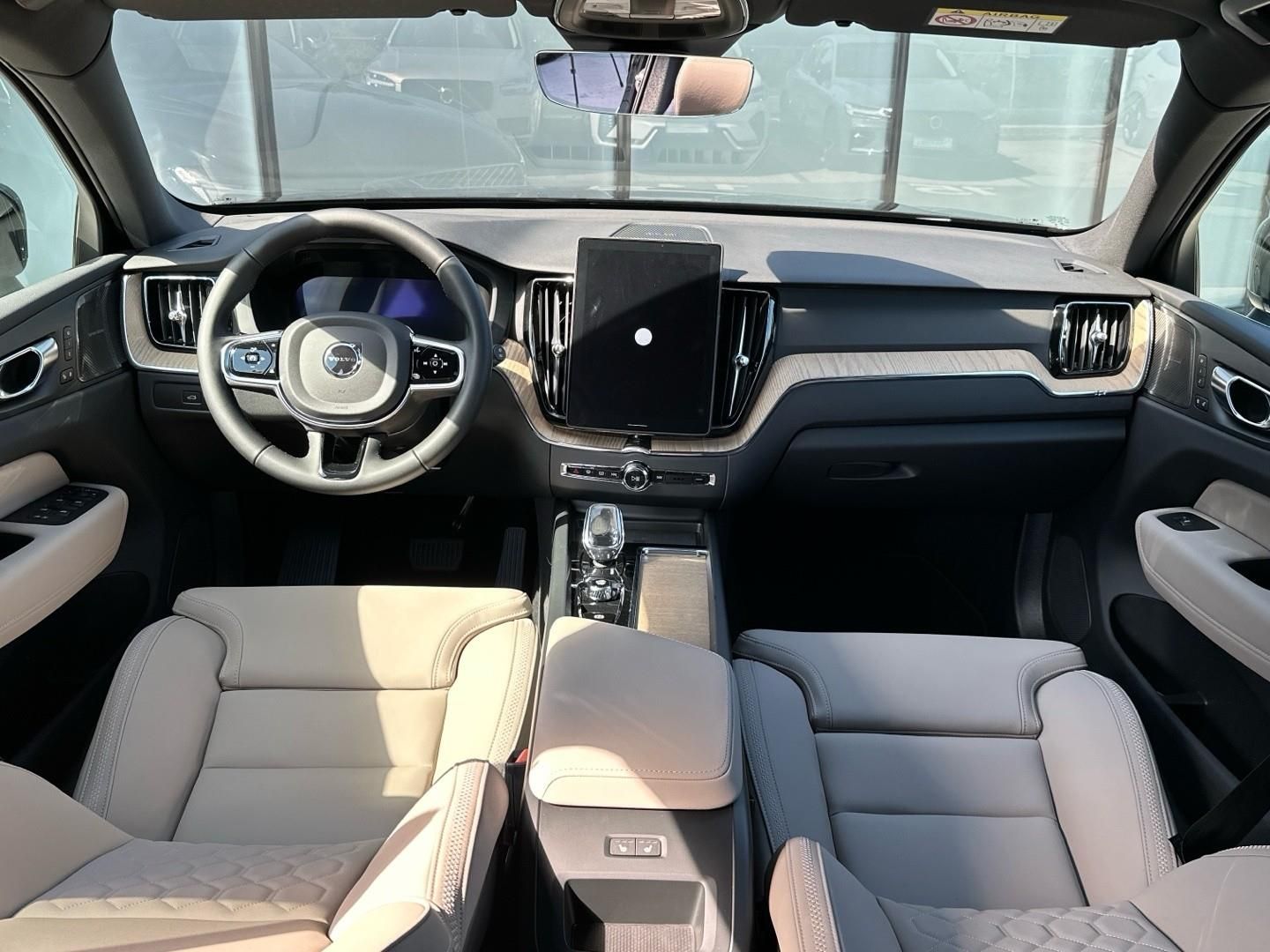 Volvo XC60, 2.0B5 184kW 4x4  PLUS BRIGHT - fotka 4