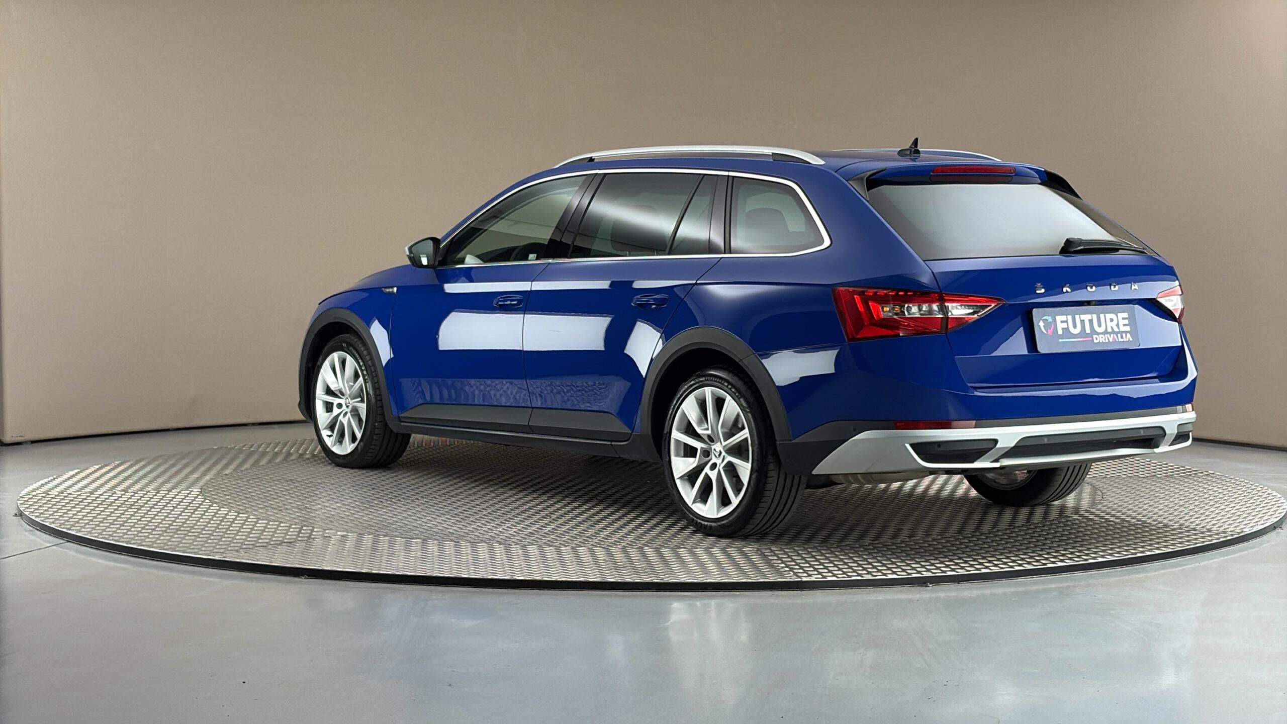Škoda Superb, 2.0 TDI DSG 4x4 Scout Combi - fotka 2