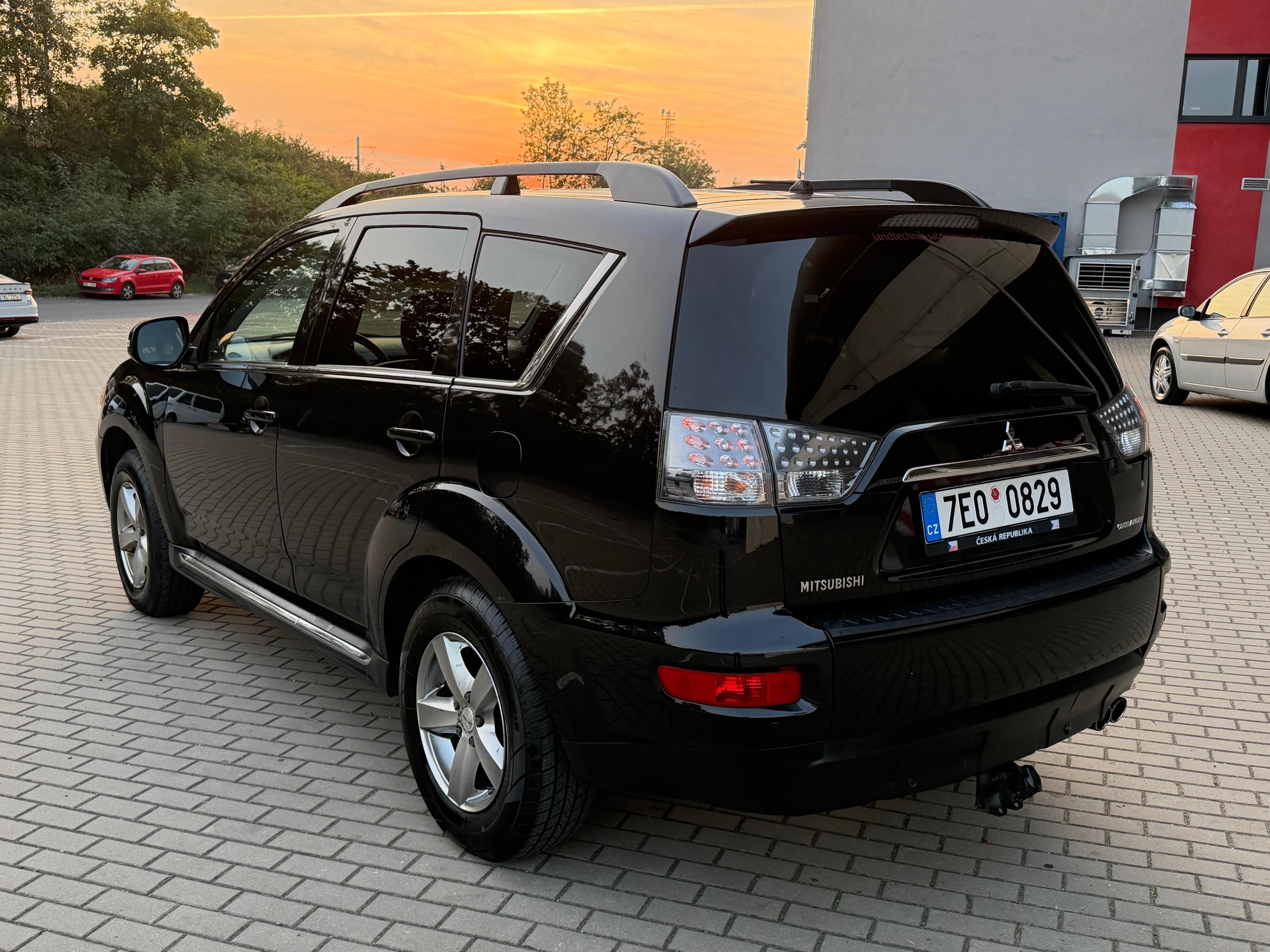 Mitsubishi Outlander, 2.2DI-D,130kw 4x4 7 míst Tažné - fotka 3
