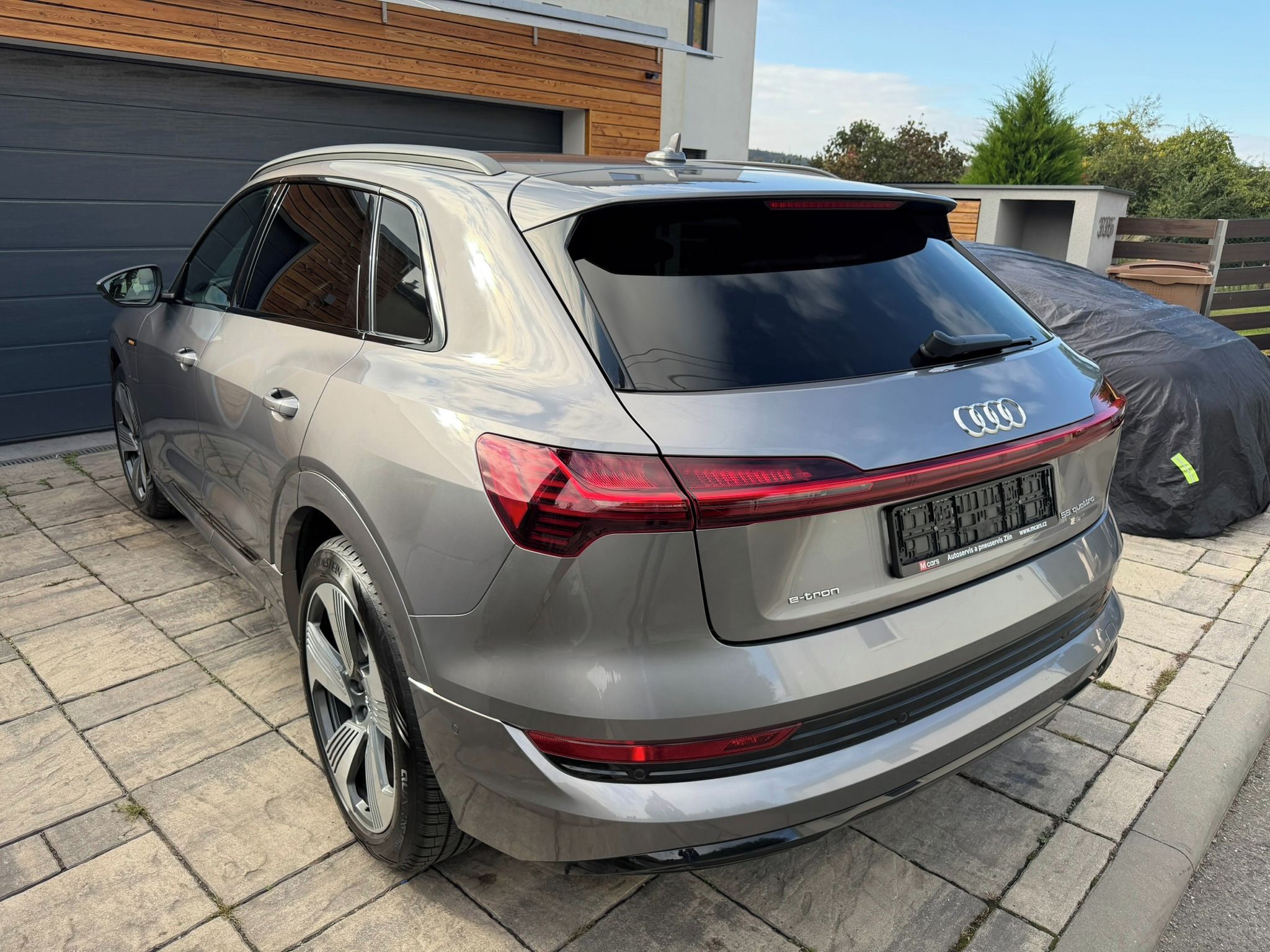 Audi e-tron, 55 S-Line,Asistenti,Nový motor - fotka 6