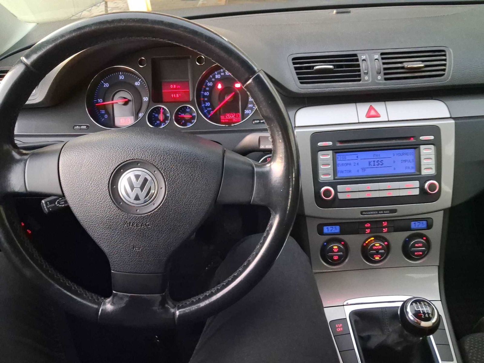 Volkswagen Passat, 2.0 TDI, Automatická klima - fotka 3