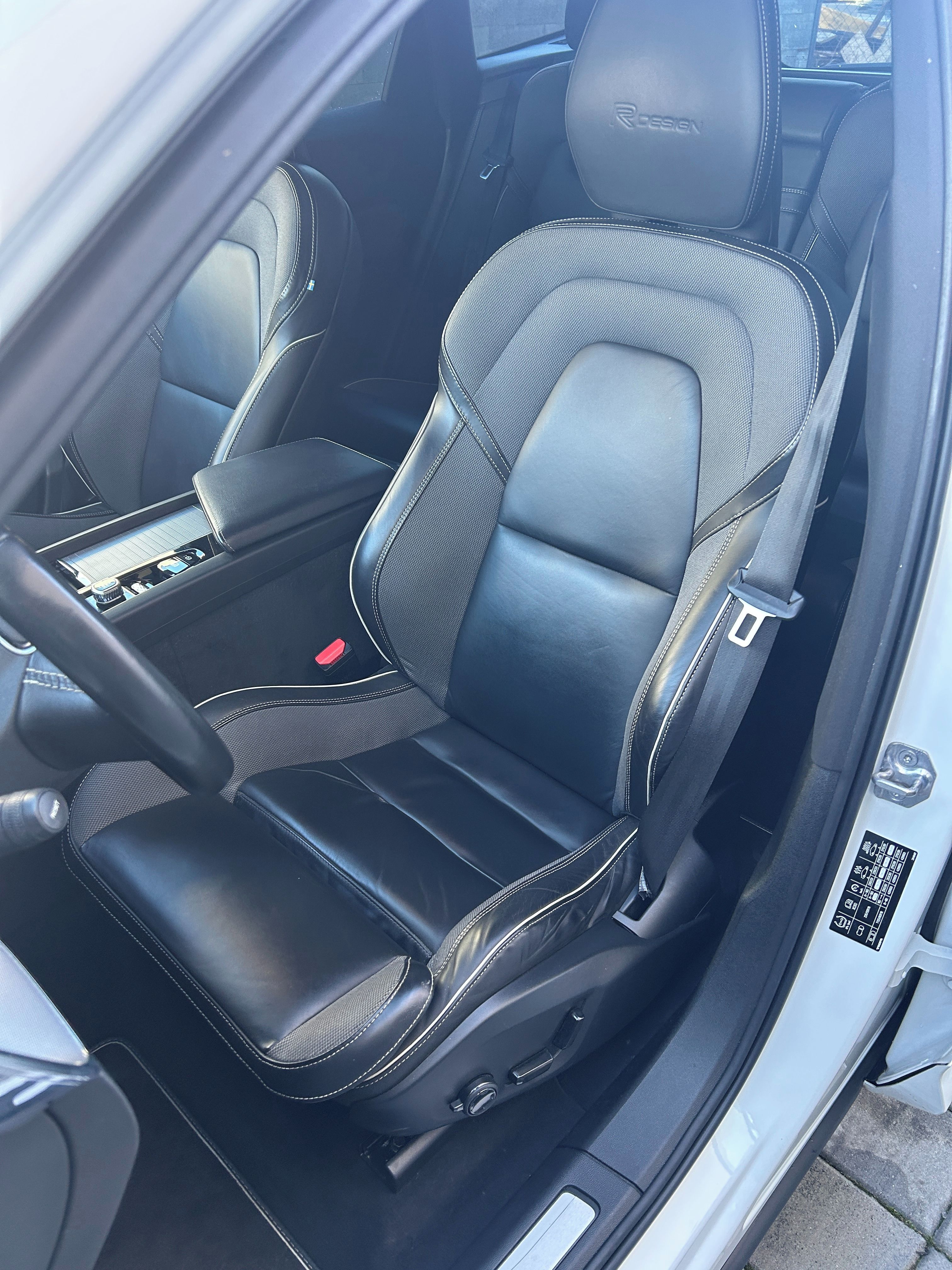 Volvo XC60, B4 AWD,ČR,SERVIS,TAŽNÉ,BLIS - fotka 5