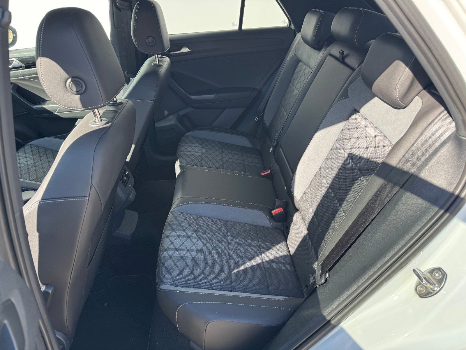 Volkswagen T-Roc, 1.5 TSI DSG7 R-Line - fotka 6