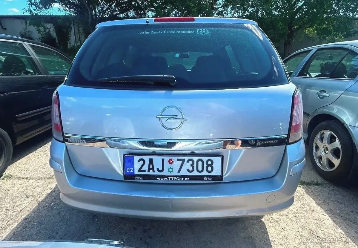 Opel Astra, 1.6,85 kW,2011,139 000km - fotka 6
