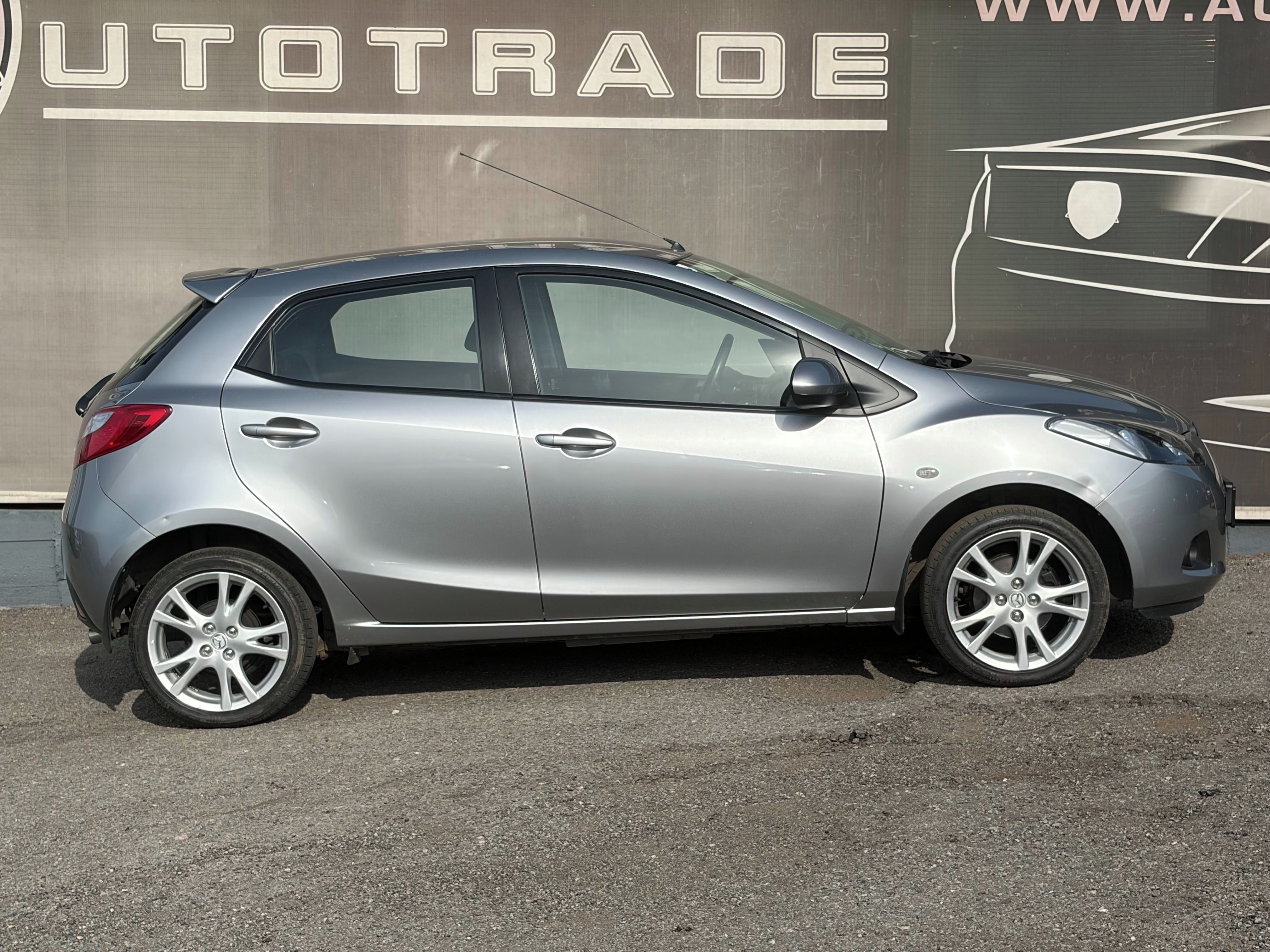 Mazda 2, 1.3i 55kW,KLIMA,1.maj,72tis.KM - fotka 5