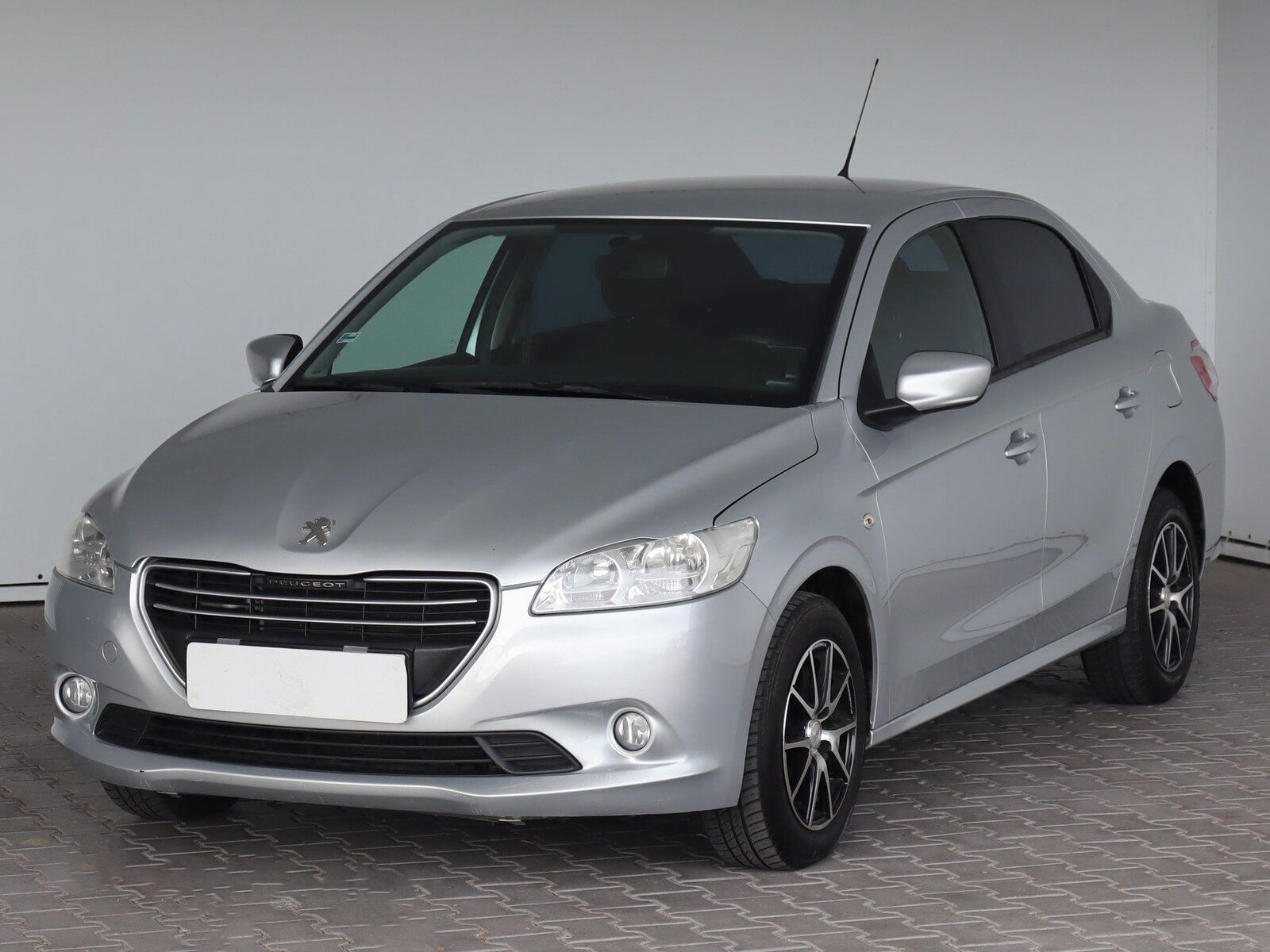 Peugeot 301, 1.2 VTi, jezdí dobře - fotka 2