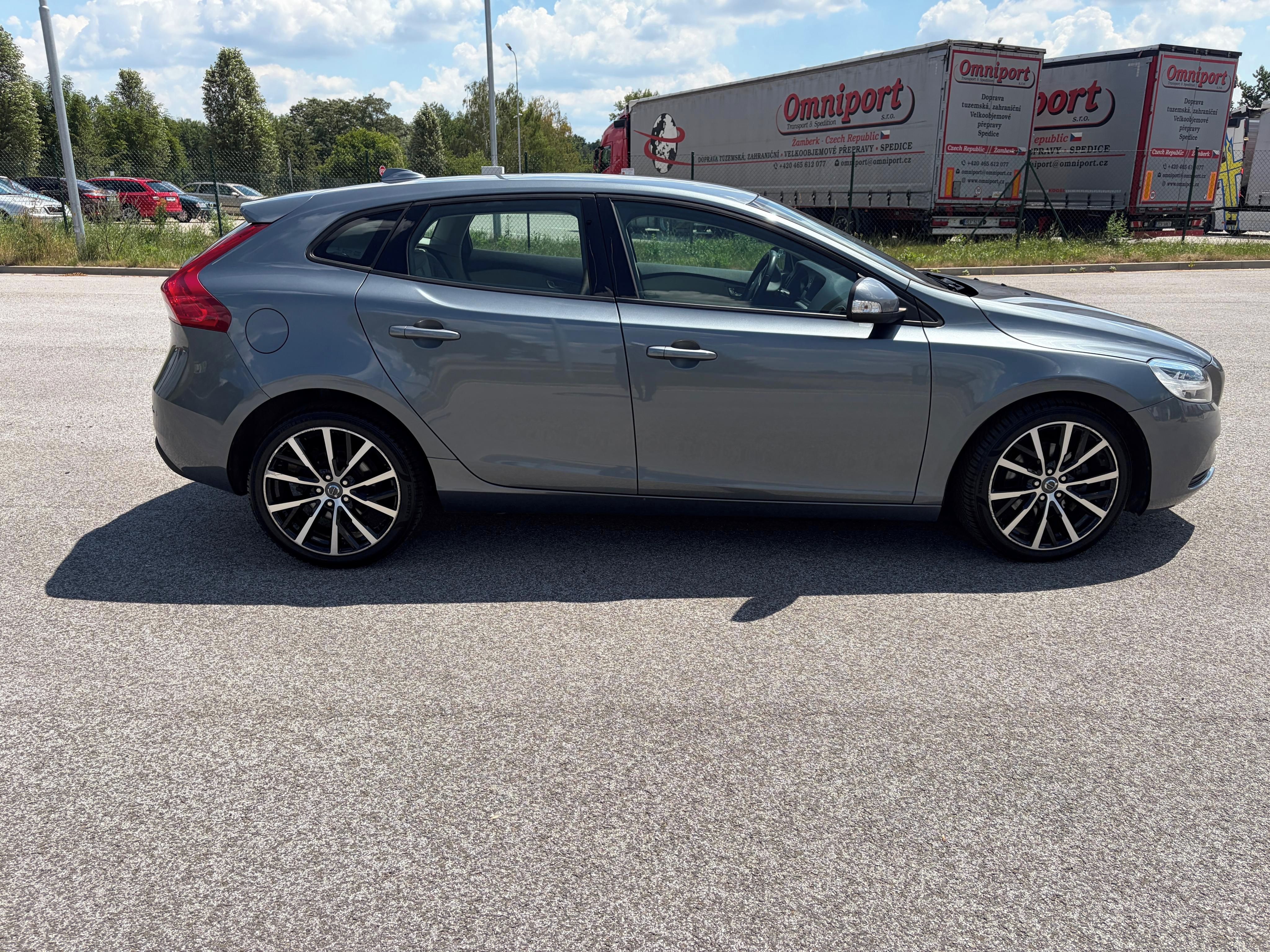 Volvo V40, T2 benzín, manuál - fotka 4