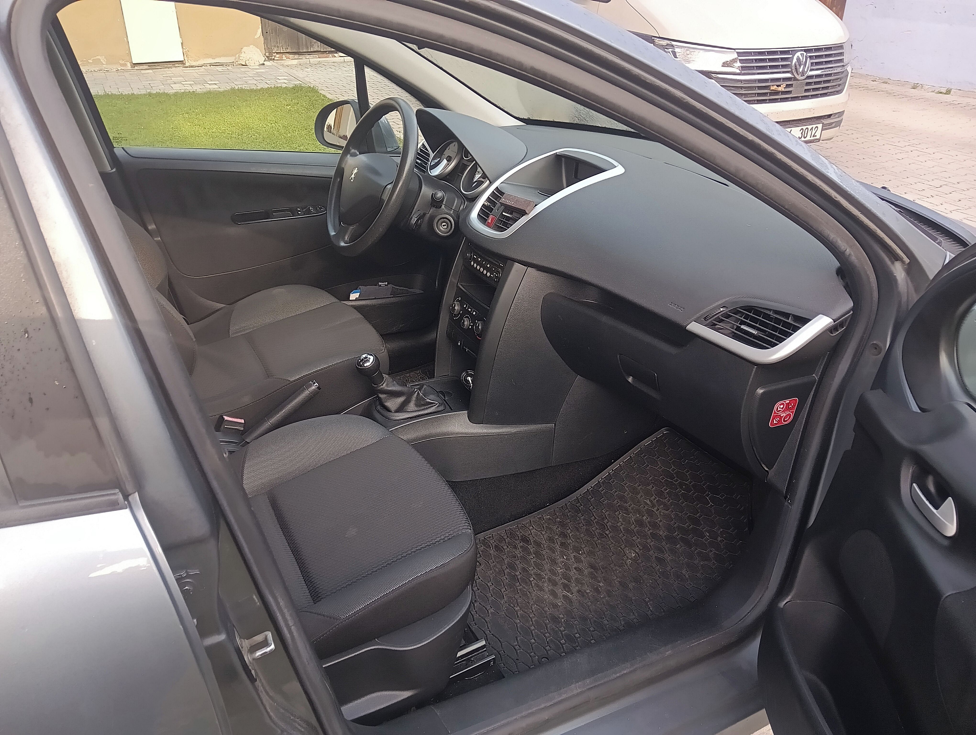 Peugeot 207, 1.4 benzín, pravidelný servis - fotka 5