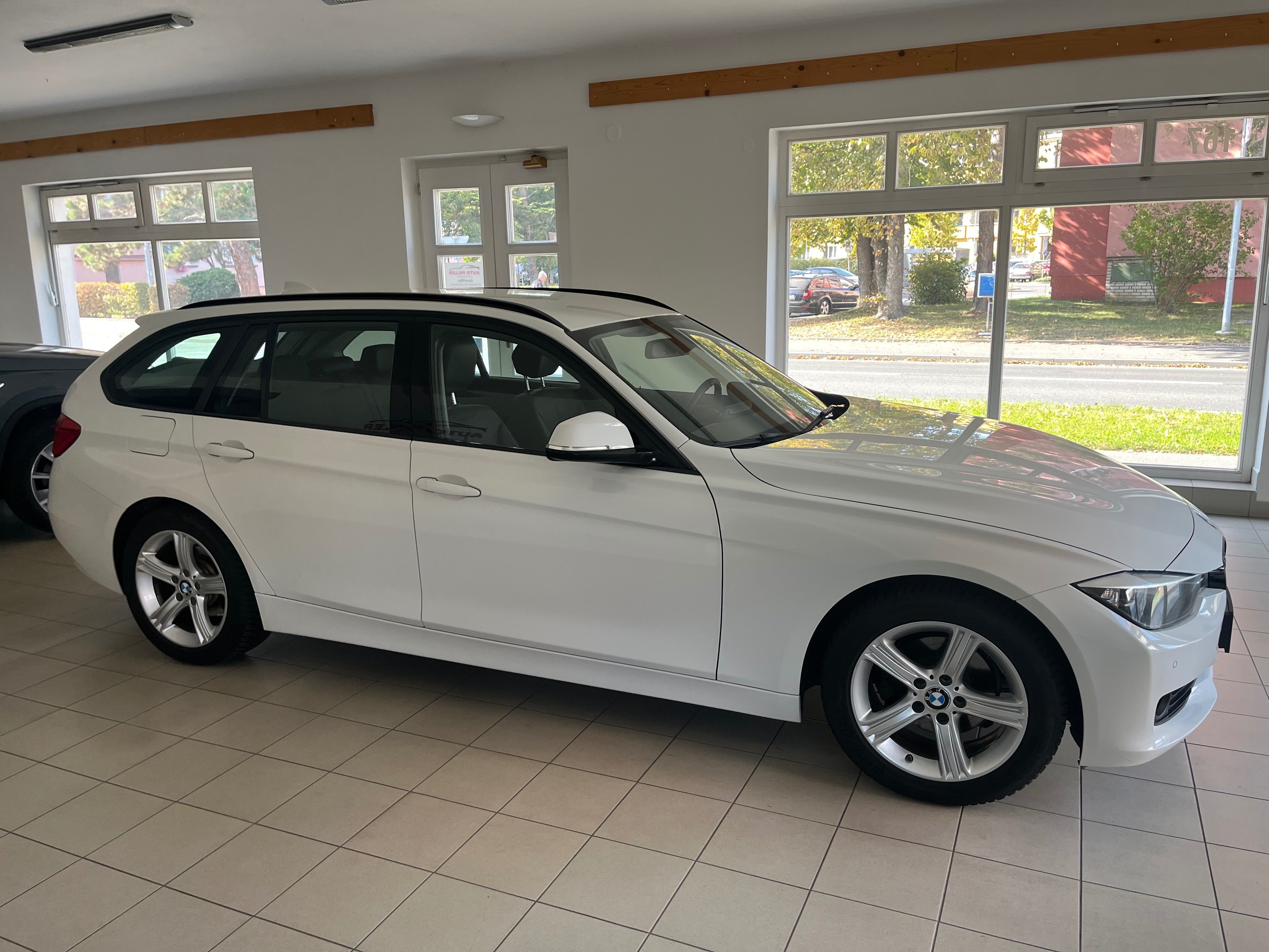 BMW Řada 3, 320i F31 - fotka 4