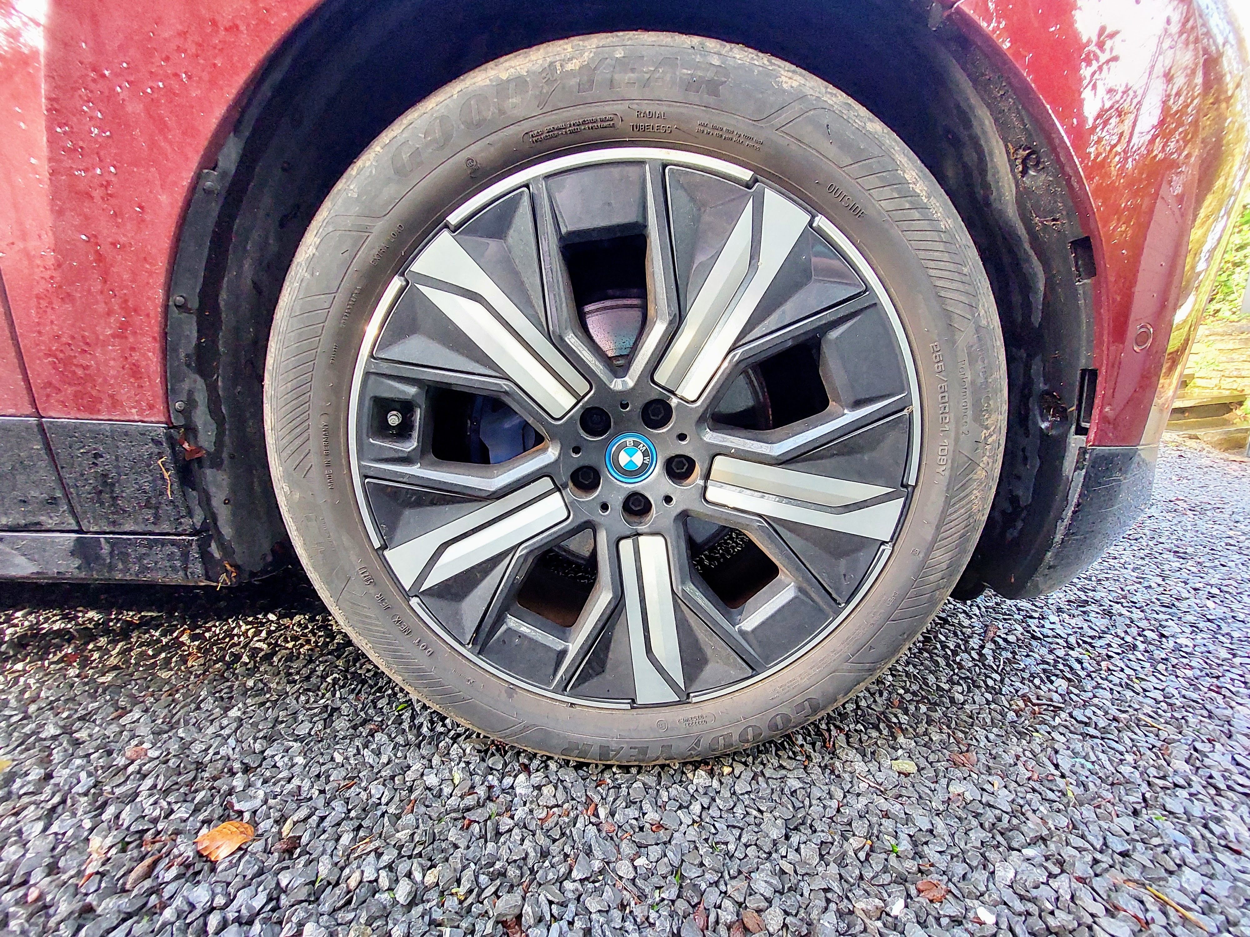 BMW iX, xDrive40 - fotka 4