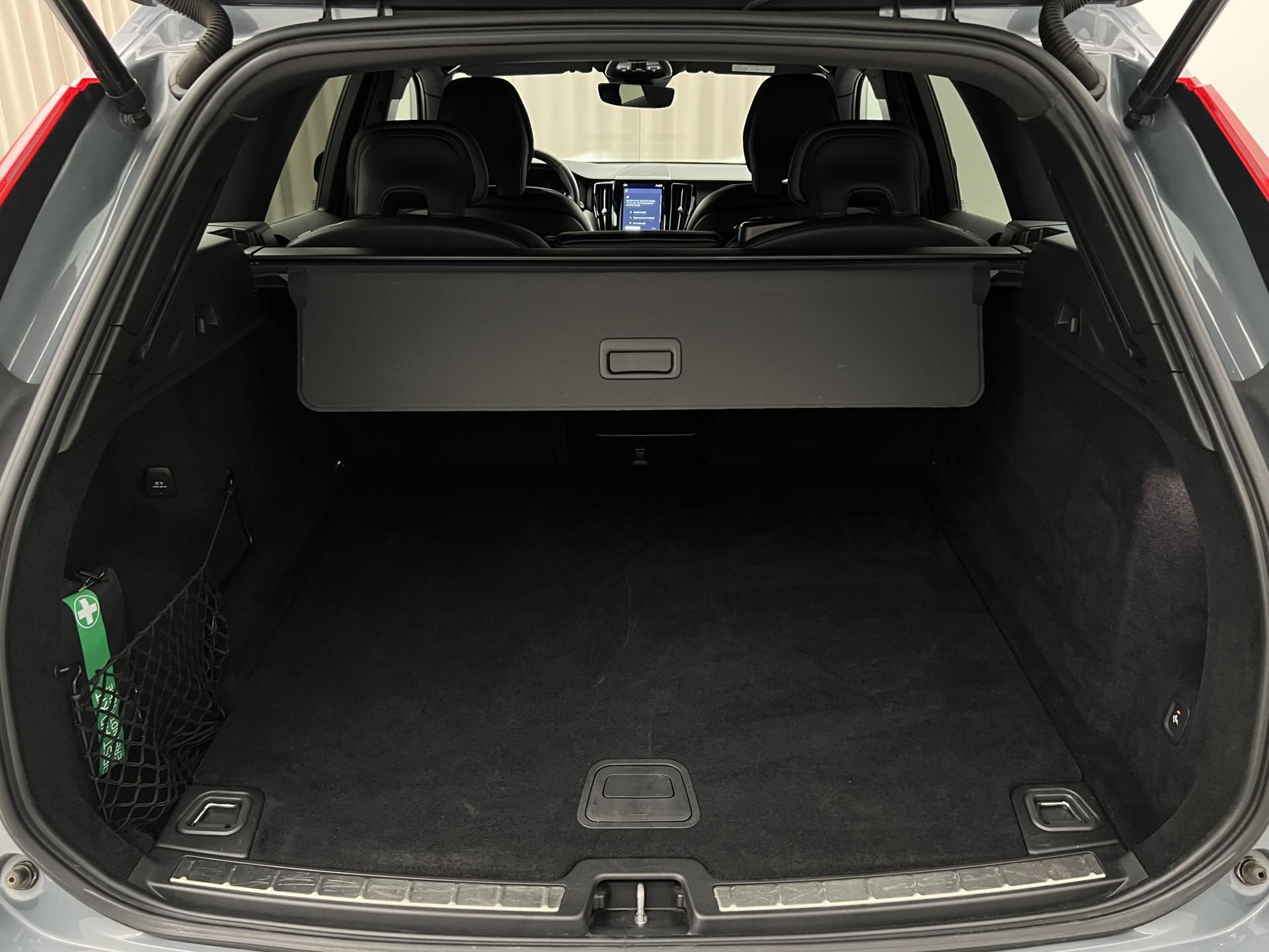Volvo XC60, B4 AWD R-DESIGN AUT CZ - fotka 5