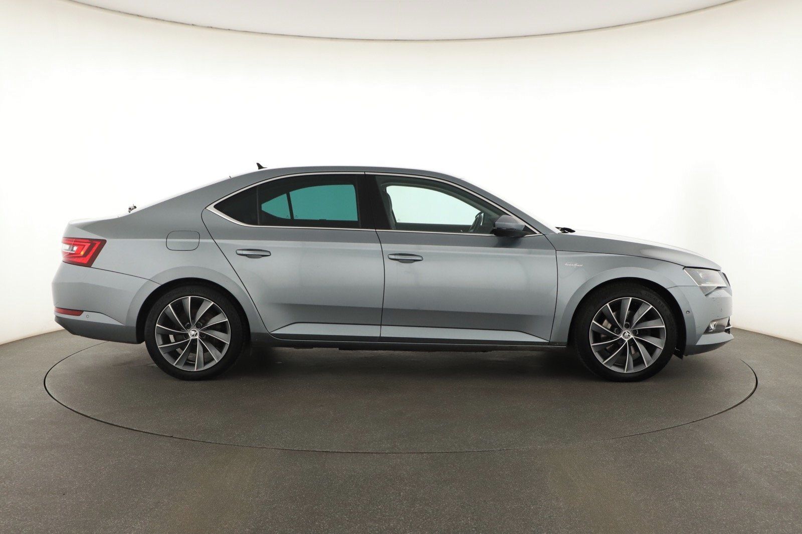 Škoda Superb, 2.0 TDI, Laurin&Klement - fotka 6