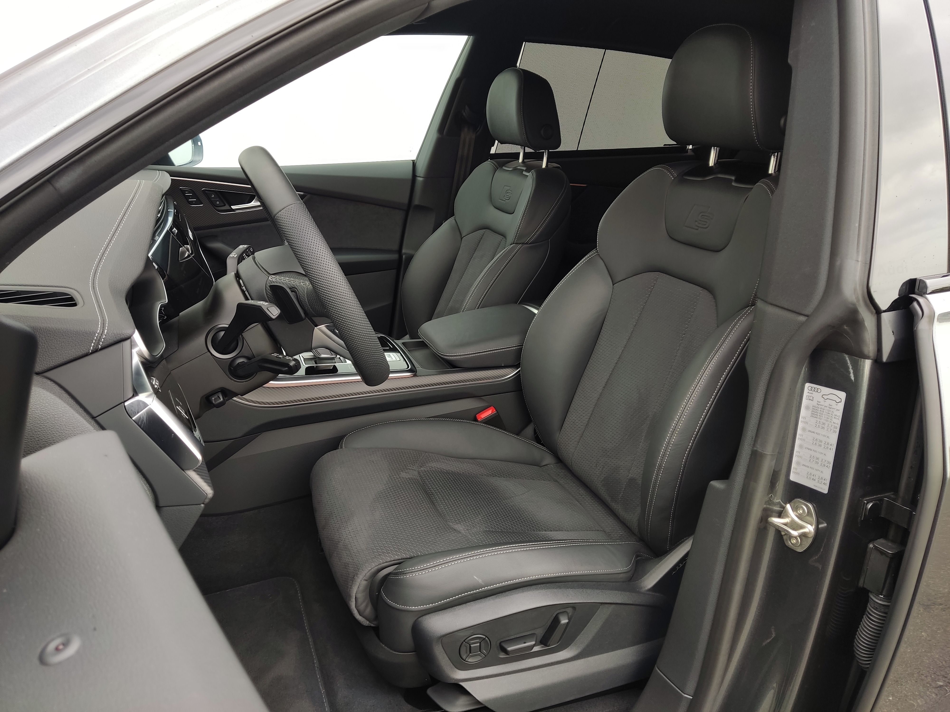 Audi Q8, TFSI PHEV 360kW S-line quattro - fotka 6