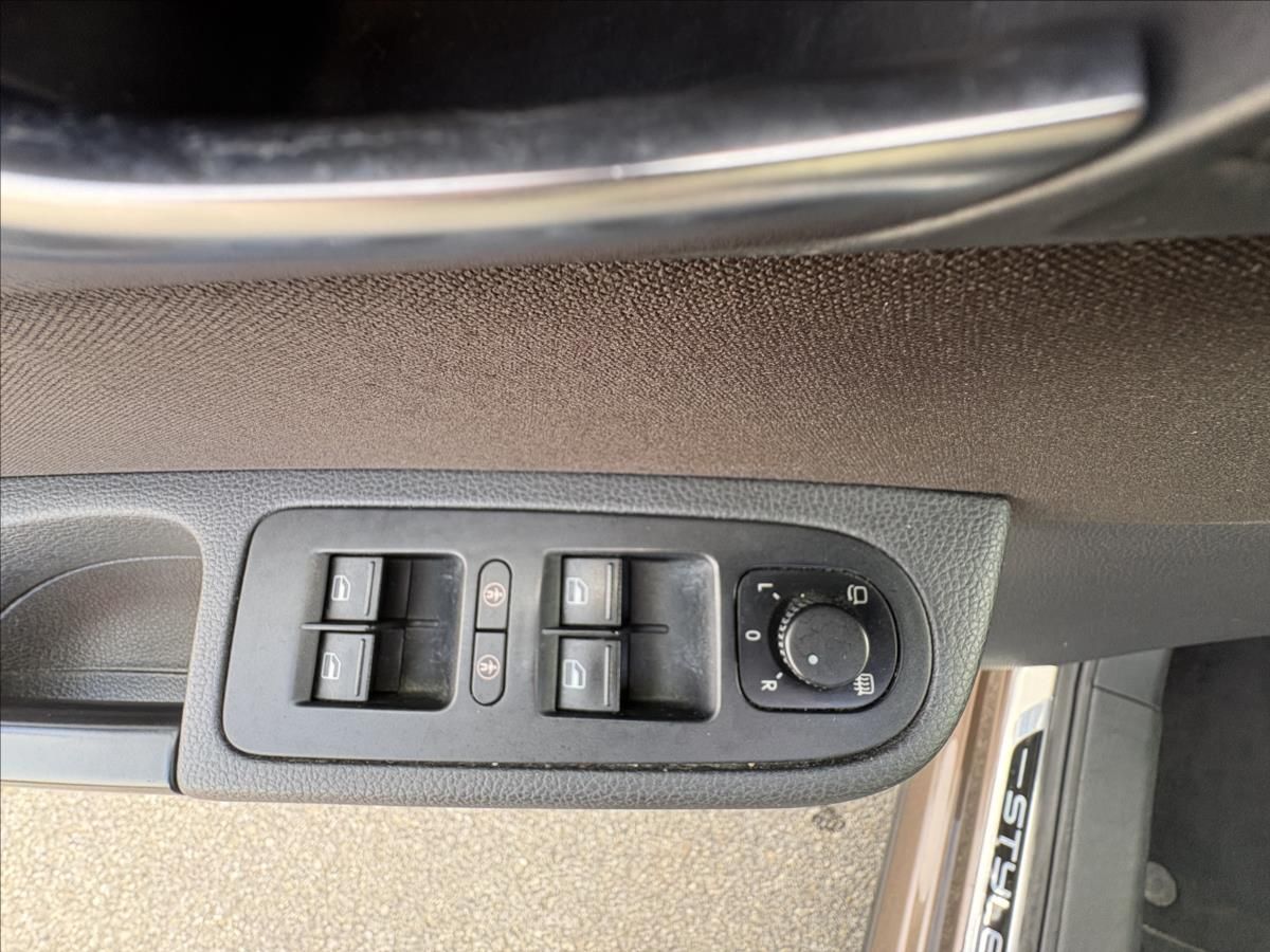 Volkswagen Sharan, 2,0 TDi 103kW 7sed,Servis,2Maj - fotka 4