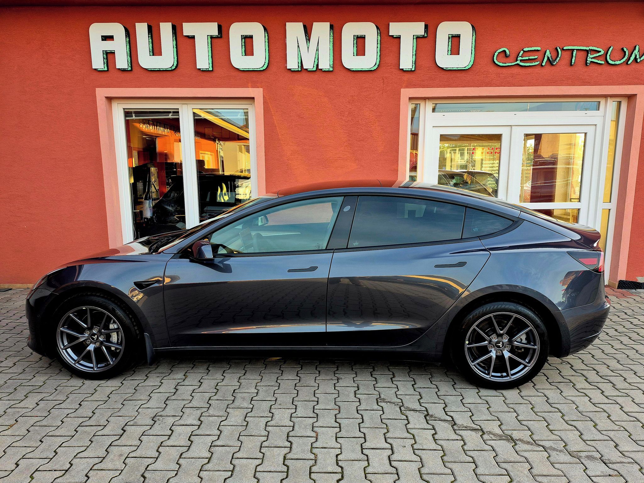Tesla Model 3, Long Range Dual Motor - 366 kW - fotka 2