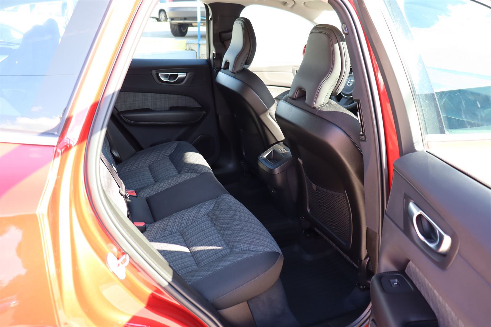 Volvo XC60, B4 2.0 FWD Core Mild-Hybrid - fotka 6