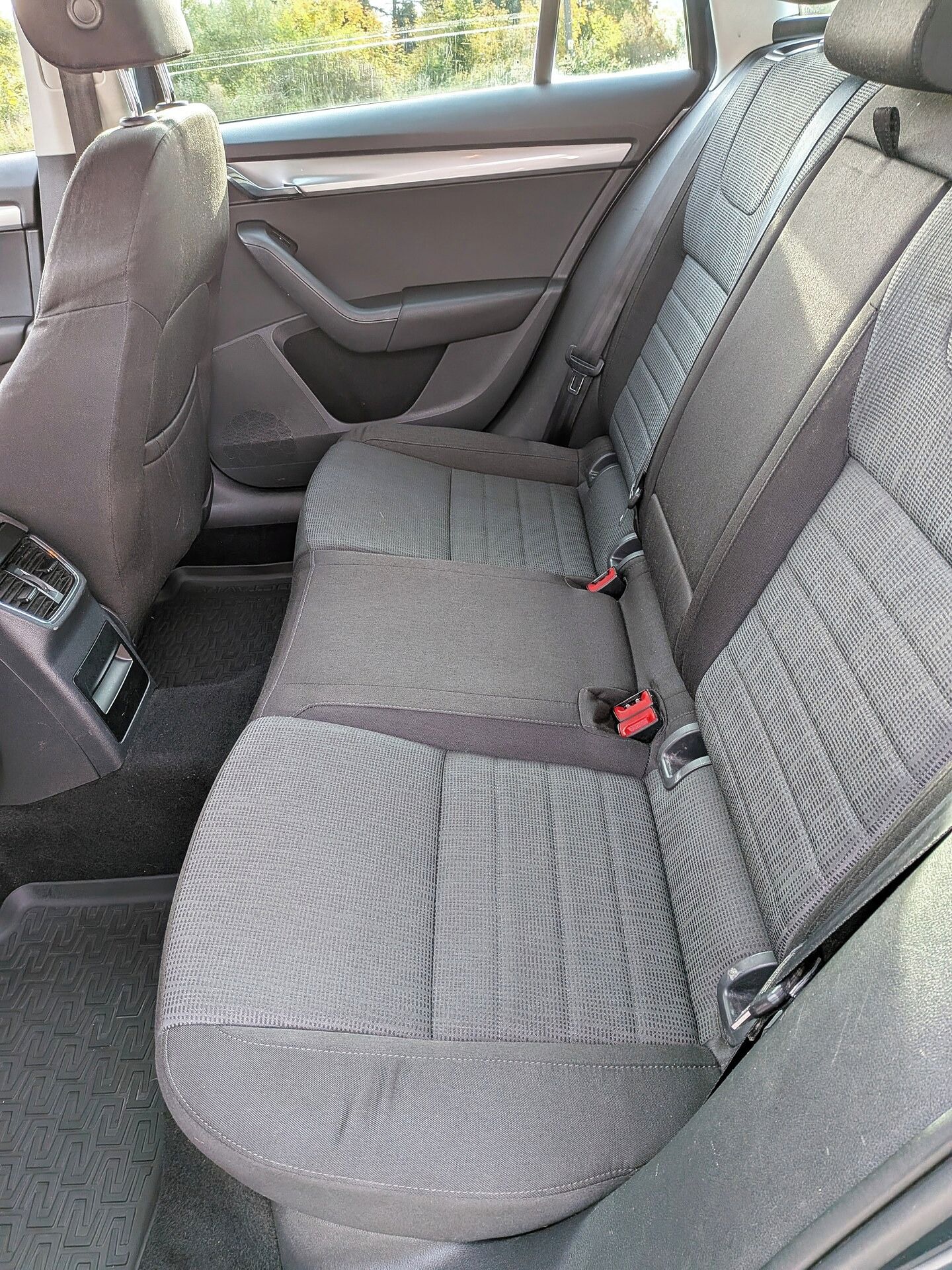 Škoda Octavia, 1.6 TDi Autorizovaný servis - fotka 6