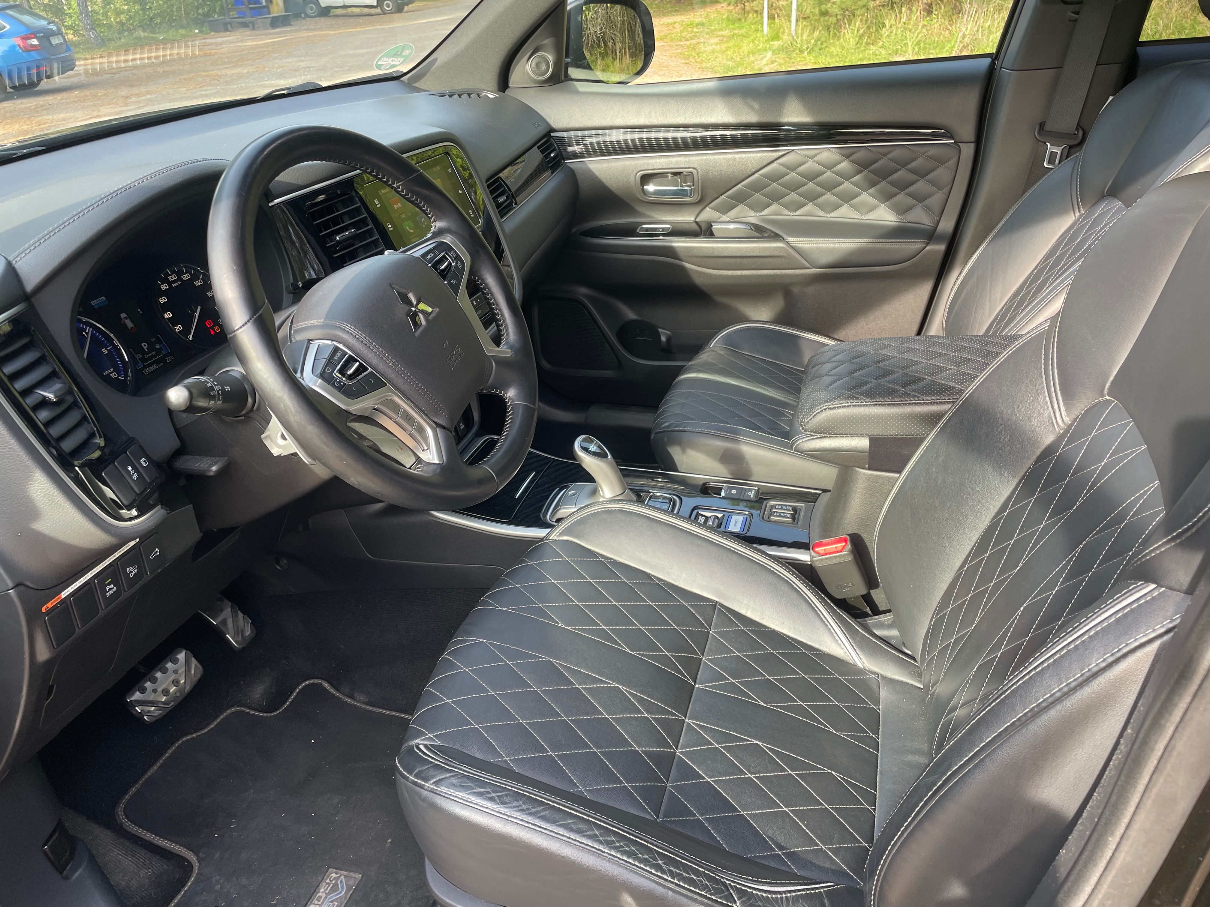 Mitsubishi Outlander, 2,4 phev 4x4 tažné, kůže, LED - fotka 5