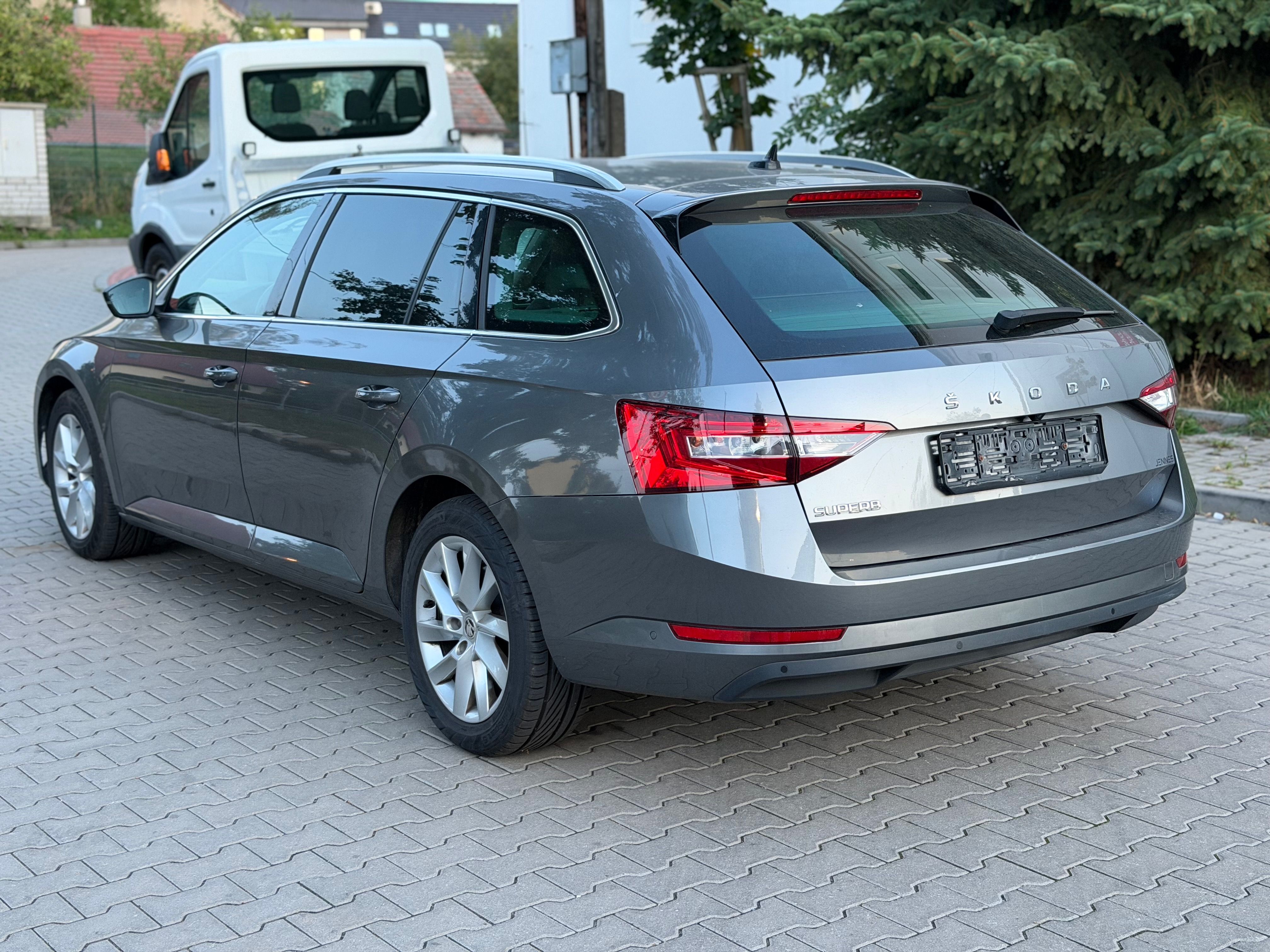 Škoda Superb, DSG Style | světlý interiér - fotka 4