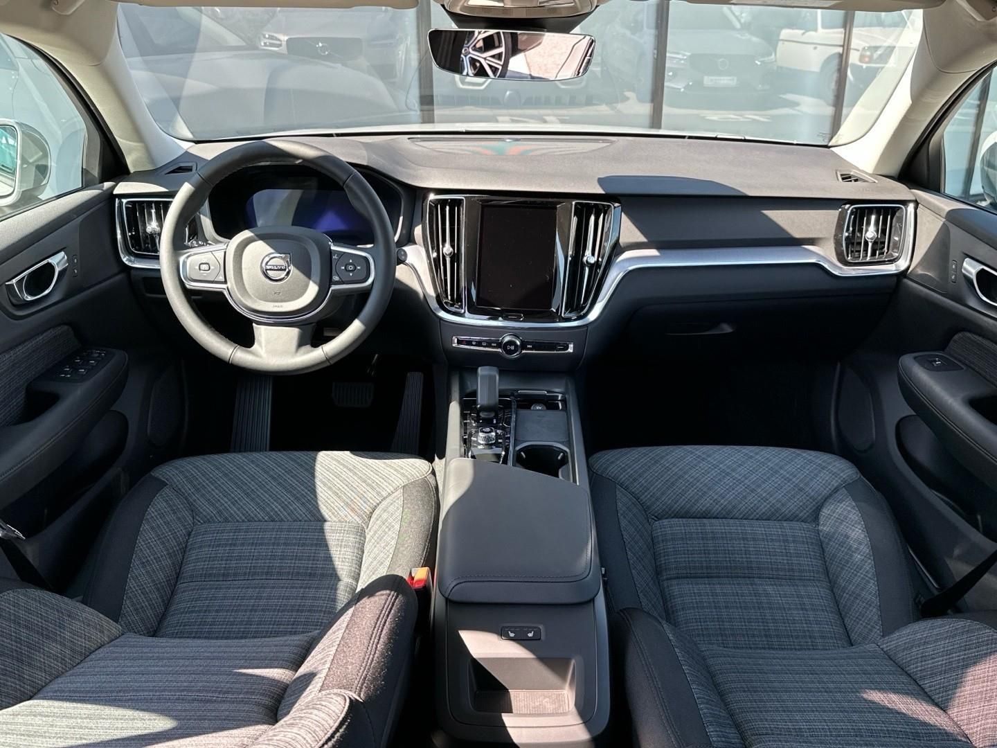 Volvo V60, 2.0B4 FWD 145kW CORE - fotka 4