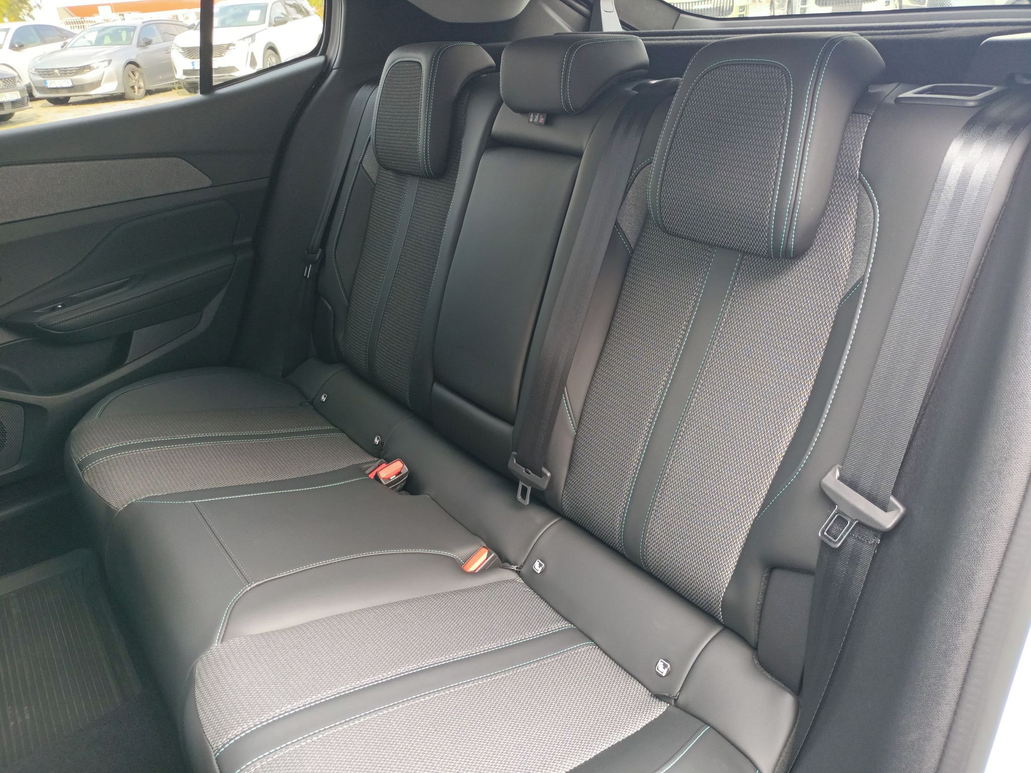 Peugeot 408, ALLURE Hybrid 136 e-DCS6 - fotka 5