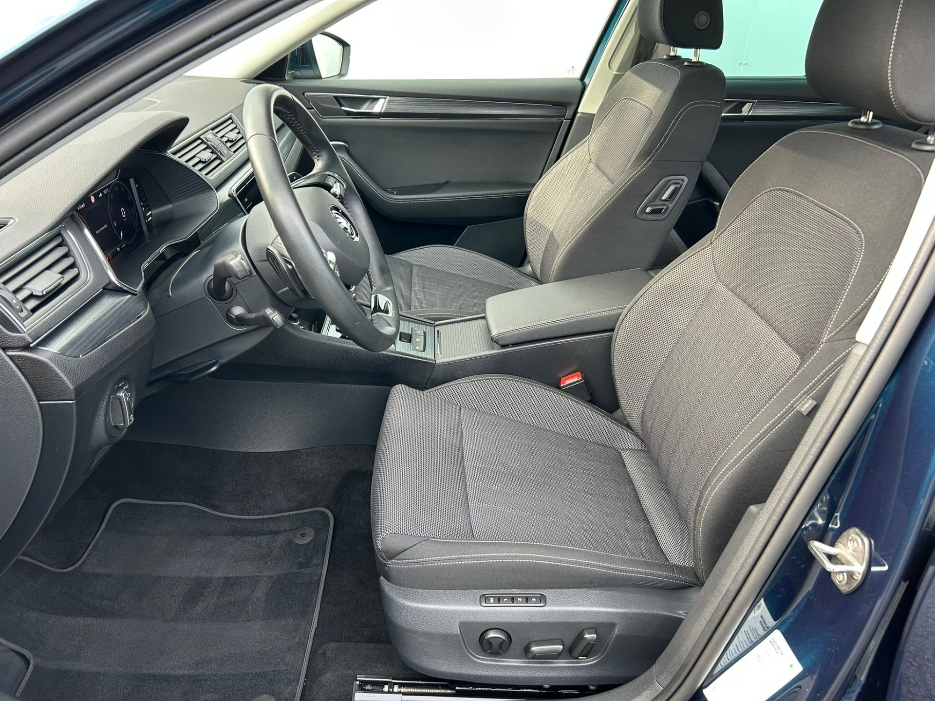 Škoda Superb, 2.0 TDI 110kW Tažné Panorama - fotka 6