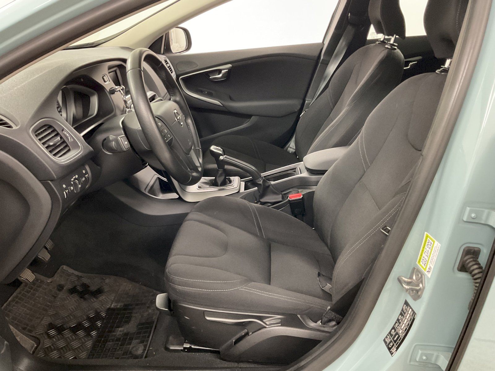 Volvo V40, 2,0 benzin 90kW manuál nový v - fotka 5