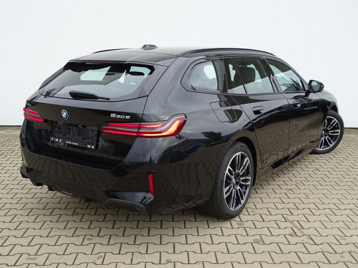BMW Řada 5, 530e xDrive Touring - fotka 3