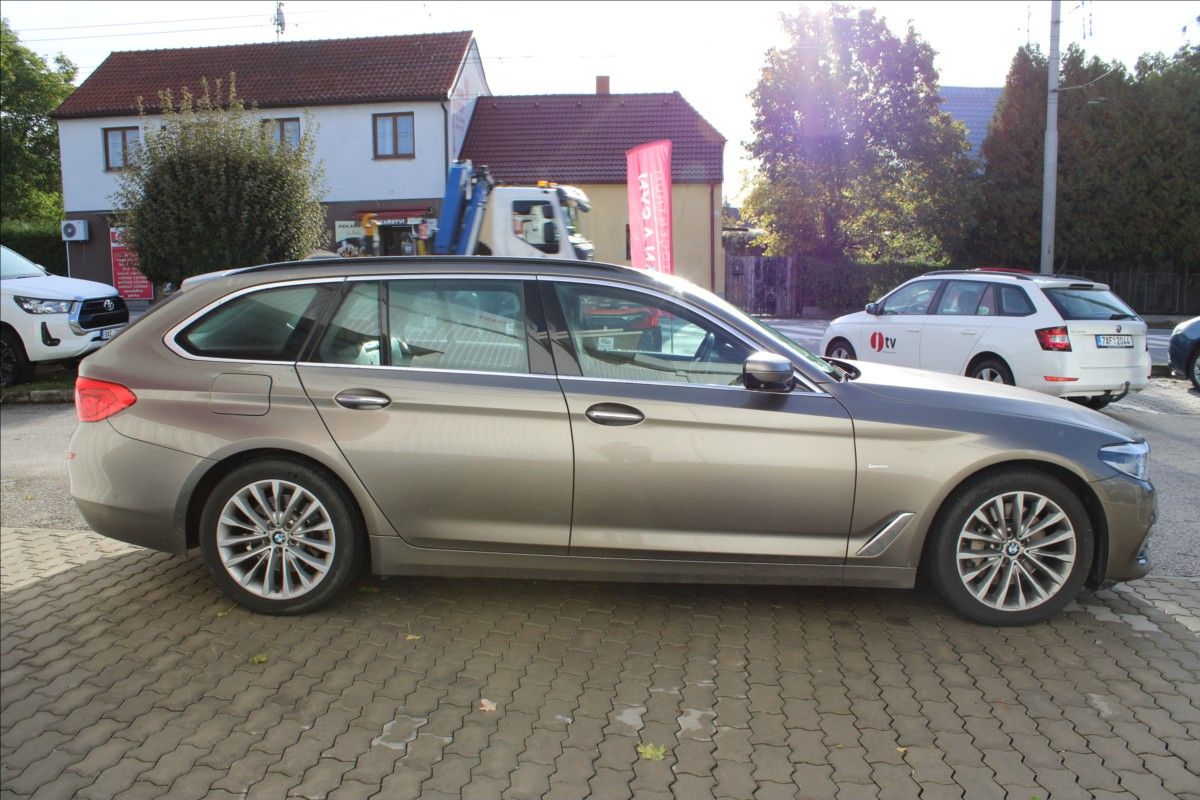 BMW Řada 5, 2,0 530i Luxury - fotka 3
