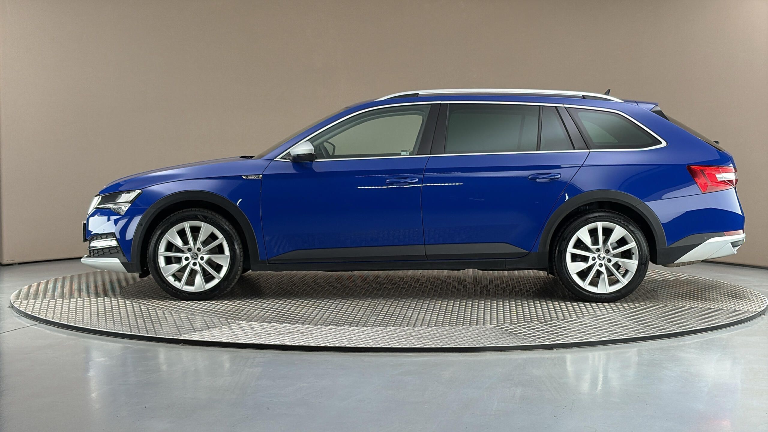 Škoda Superb, 2.0 TDI DSG 4x4 Scout Combi - fotka 4