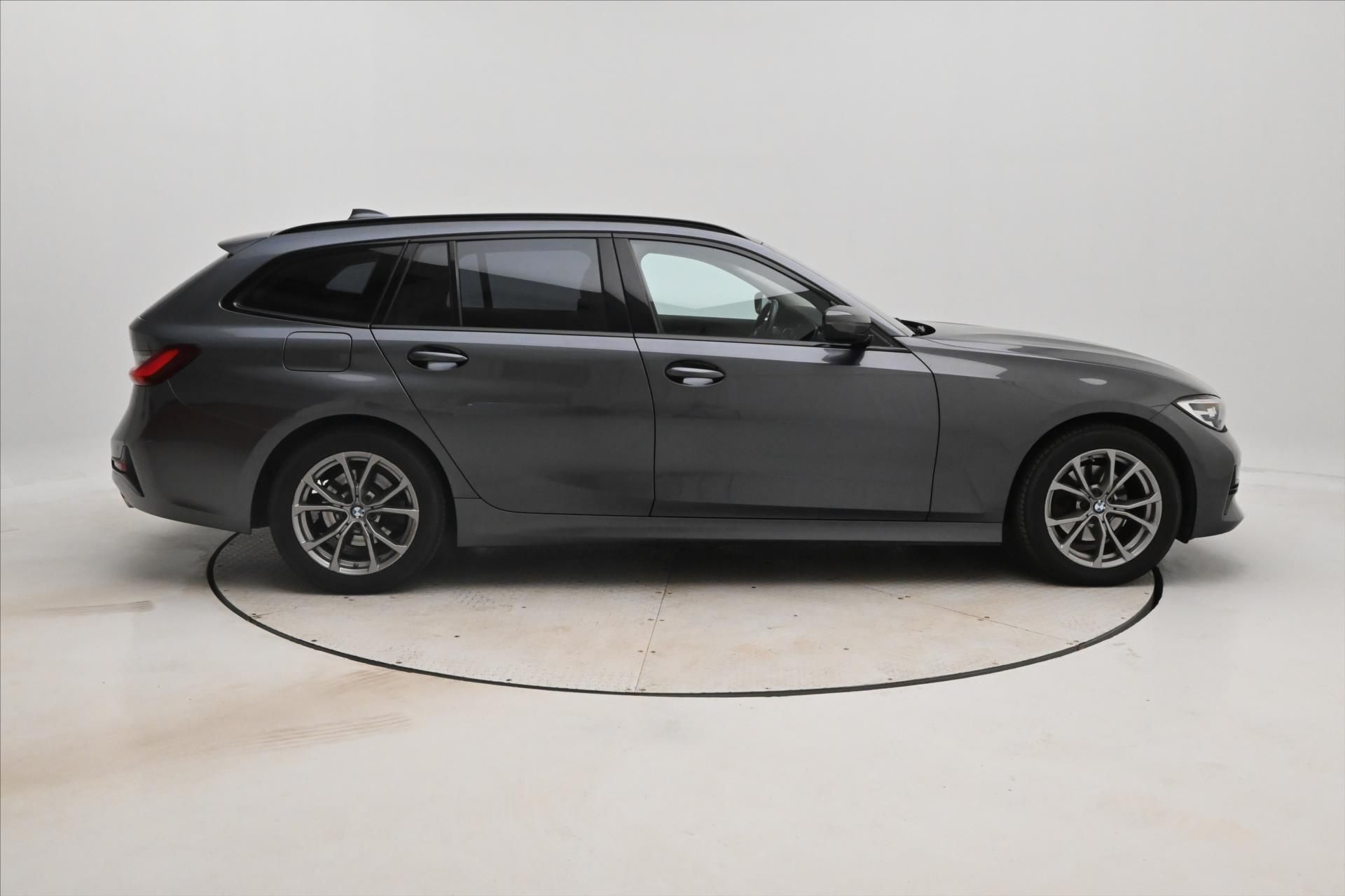 BMW Řada 3, 2,0 320d 140 kW SportTouring S - fotka 4