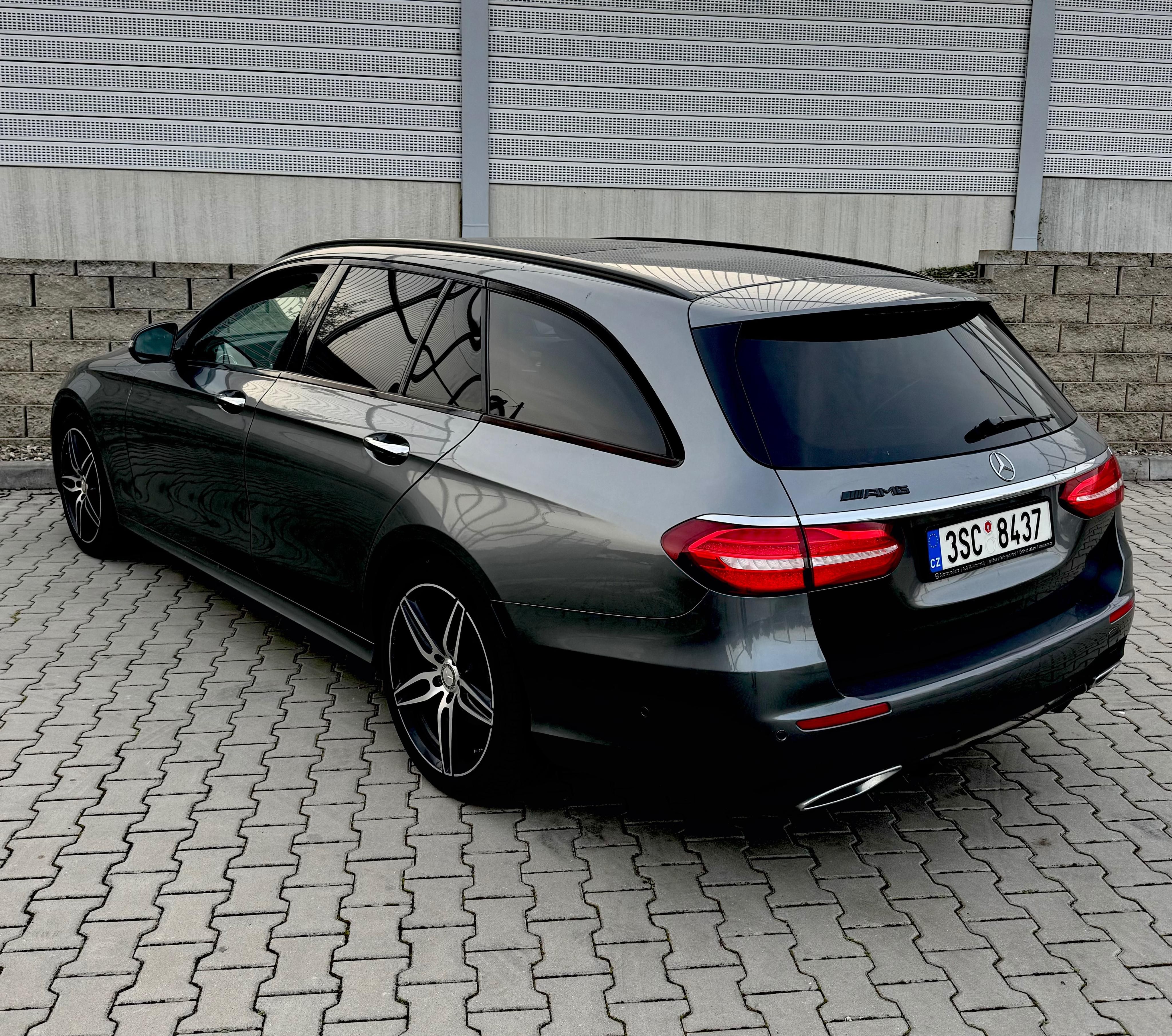 Mercedes-Benz Třídy E, 220d 143kw Amg line, Head-up, - fotka 4