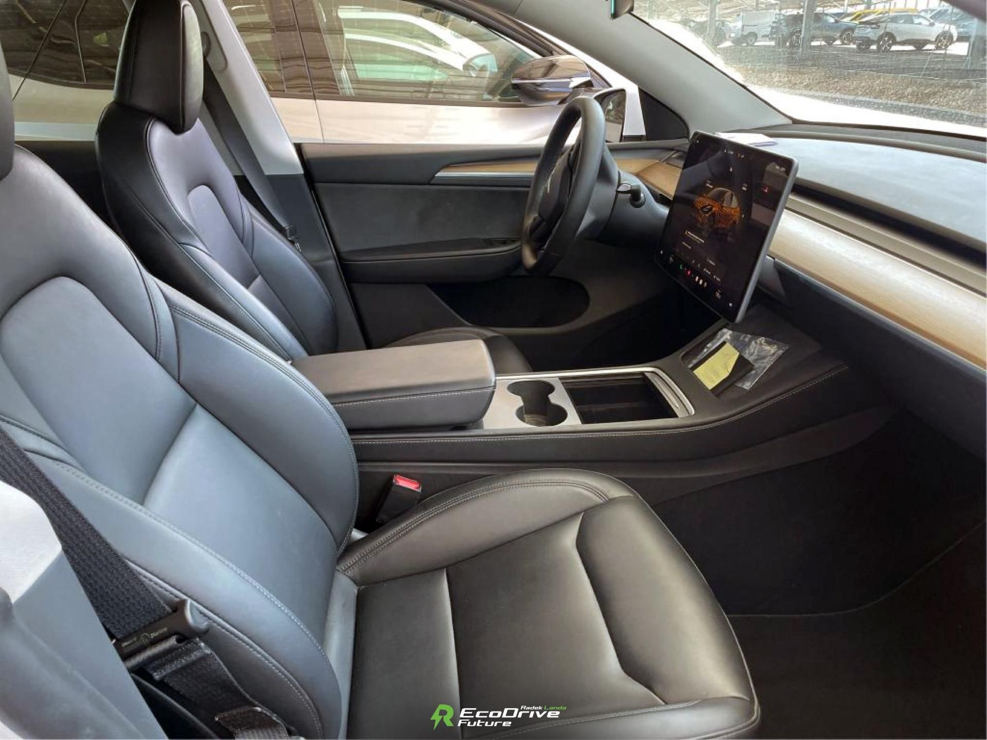 Tesla Model Y, Berlin, AMD Ryzen, HW4 - fotka 4