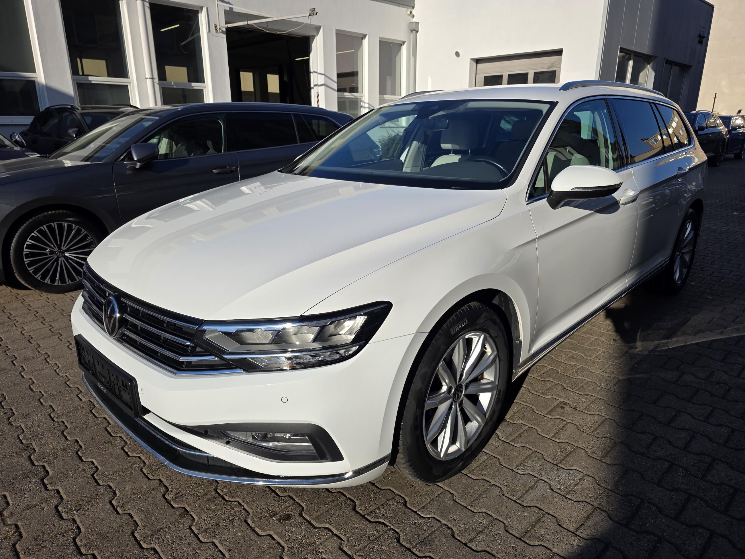 Volkswagen Passat Variant, Elegance 2.0 TDI 110kW DSG - fotka 2