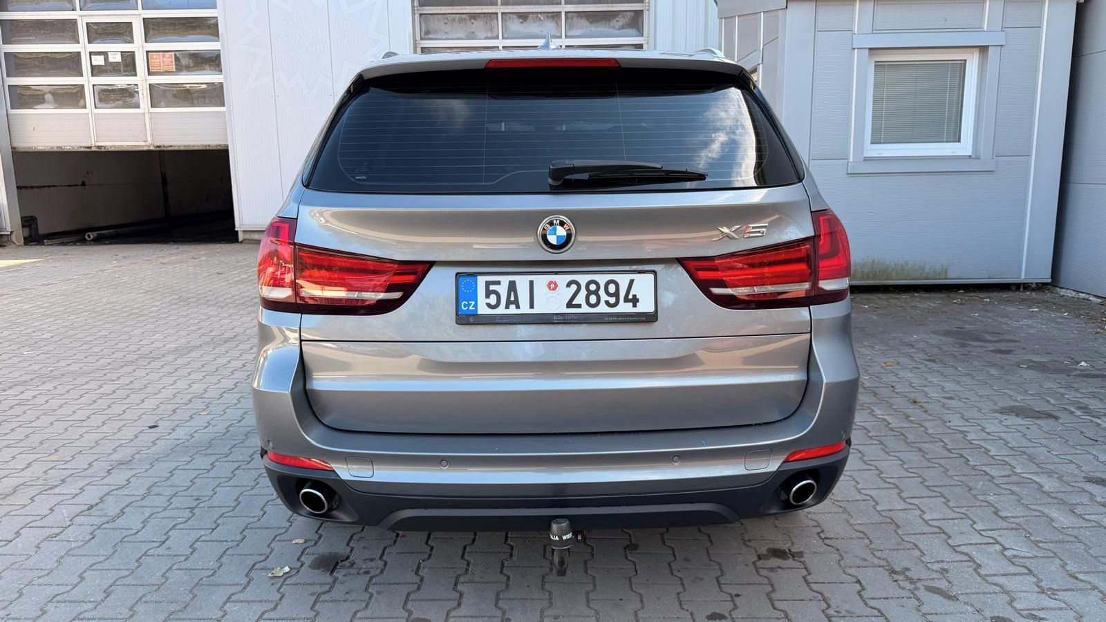 BMW X5, BMW X5 xDrive30d, bílá kůže - fotka 5