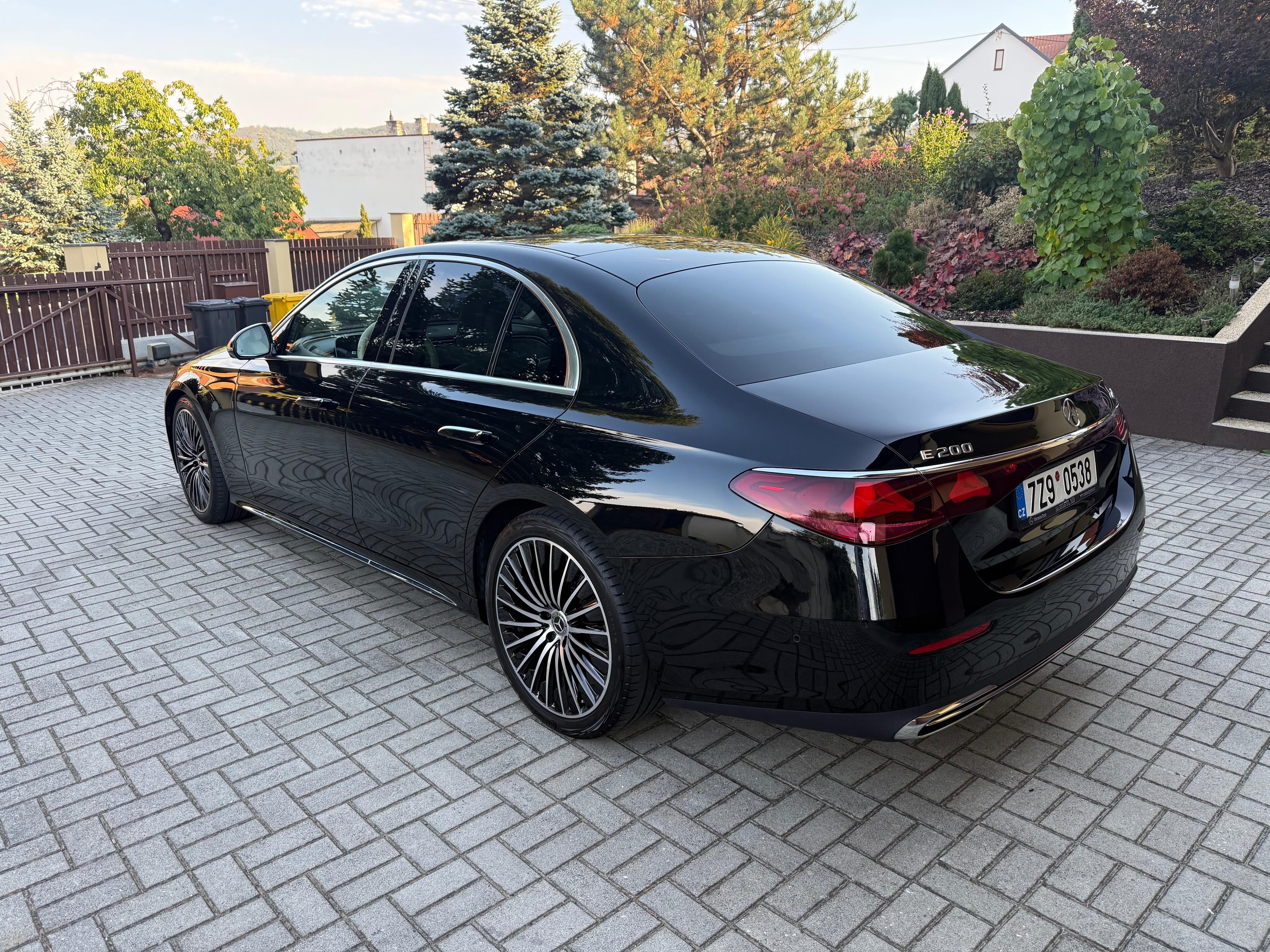 Mercedes-Benz Třídy E, Mercedes - Benz E 200 4MATIC - fotka 4