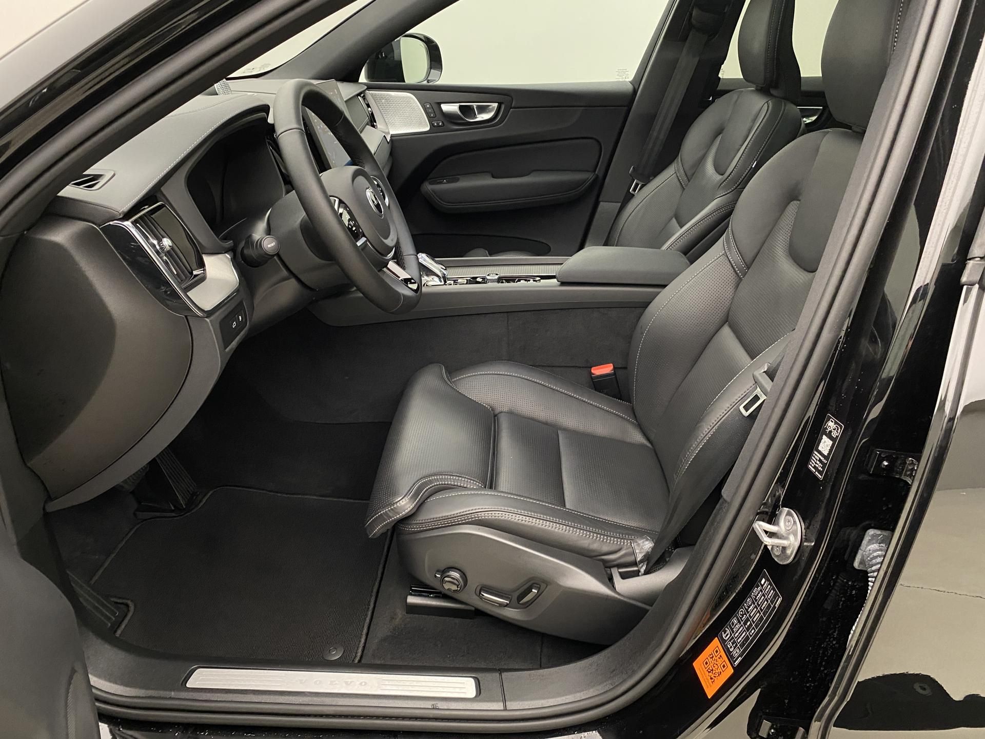 Volvo XC60, T8 AWD RECHARGE BLACK EDITION - fotka 3