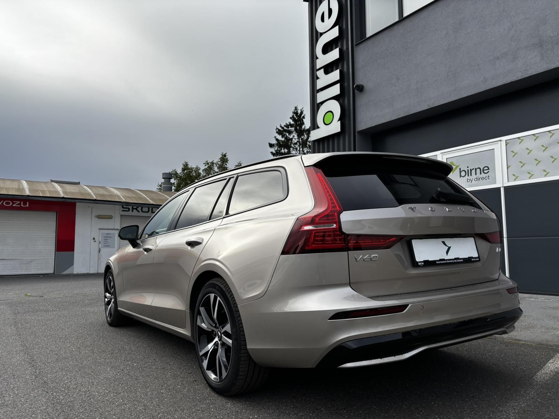 Volvo V60, Plus 2.0i B4 MHEV (145 kW) - fotka 4