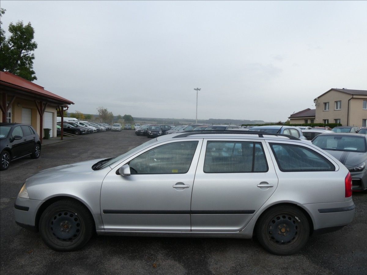 Škoda Octavia, 1,6 FSi 85kW závěs, 2x kola - fotka 4
