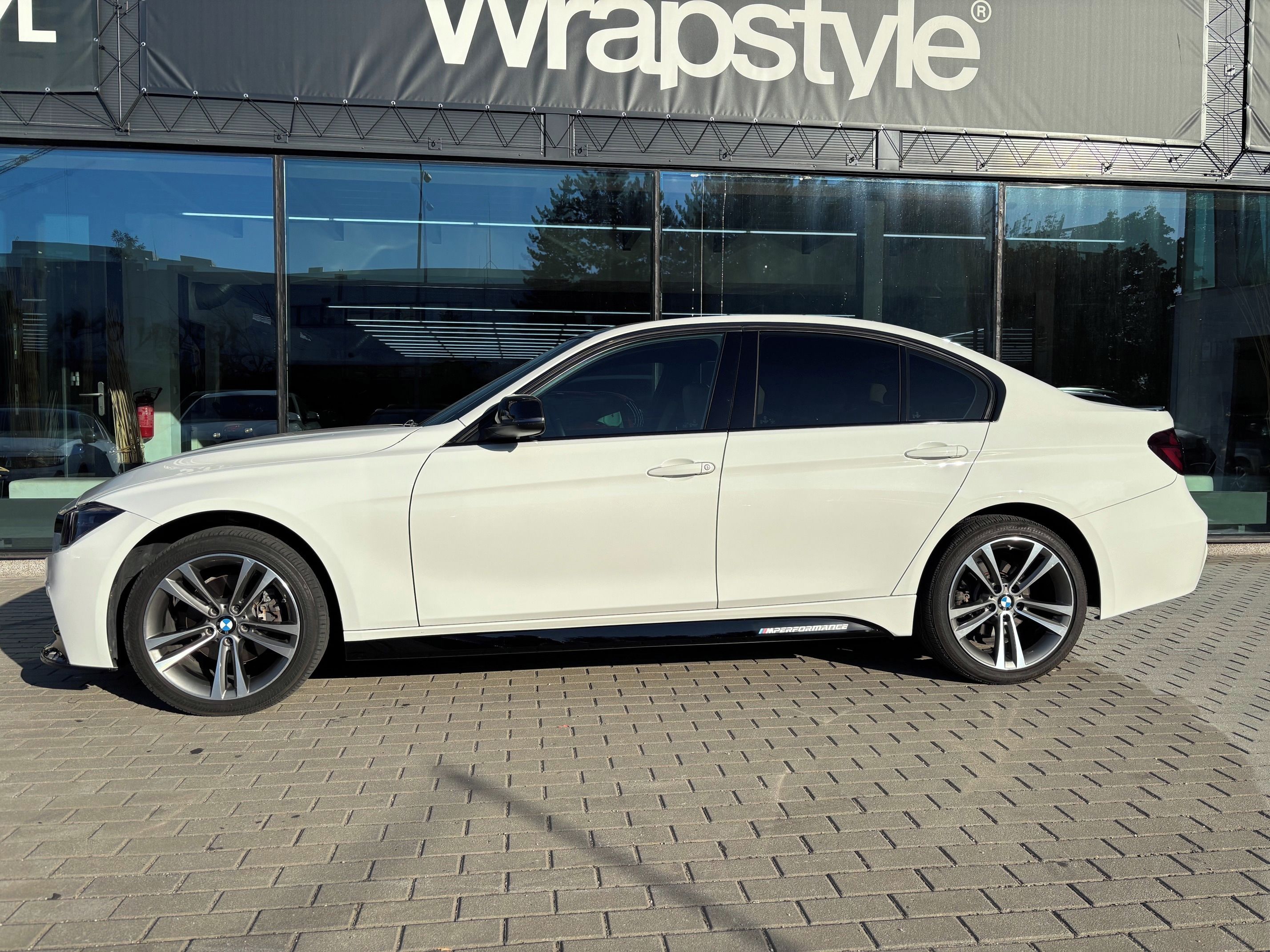 BMW Řada 3, 330i xDRIVE,M PAKET,málo KM - fotka 2